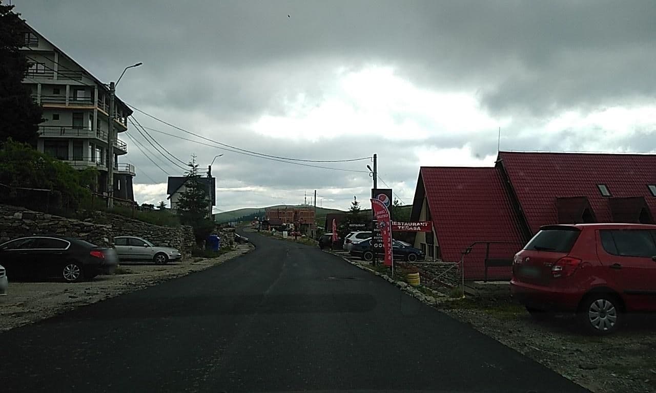 Street view near Pensiunea Dor De Munte, Polovragi — © tavi (CC BY-SA · Mapillary)