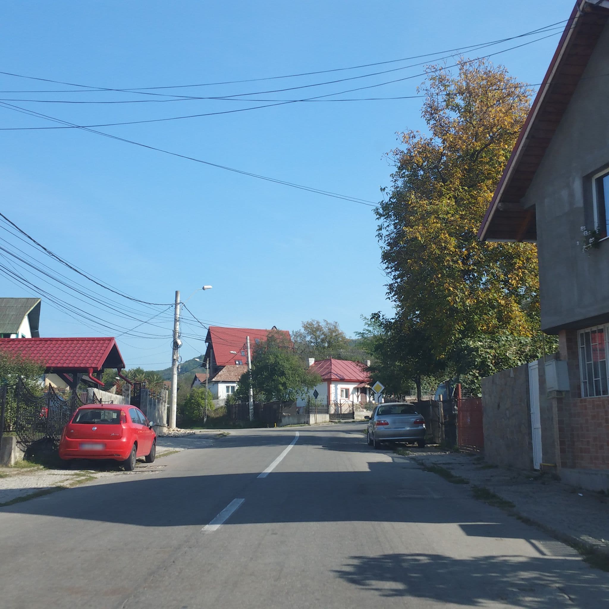 Street view near Prestige House, Curtea de Argeş — © andreistar (CC BY-SA · Mapillary)