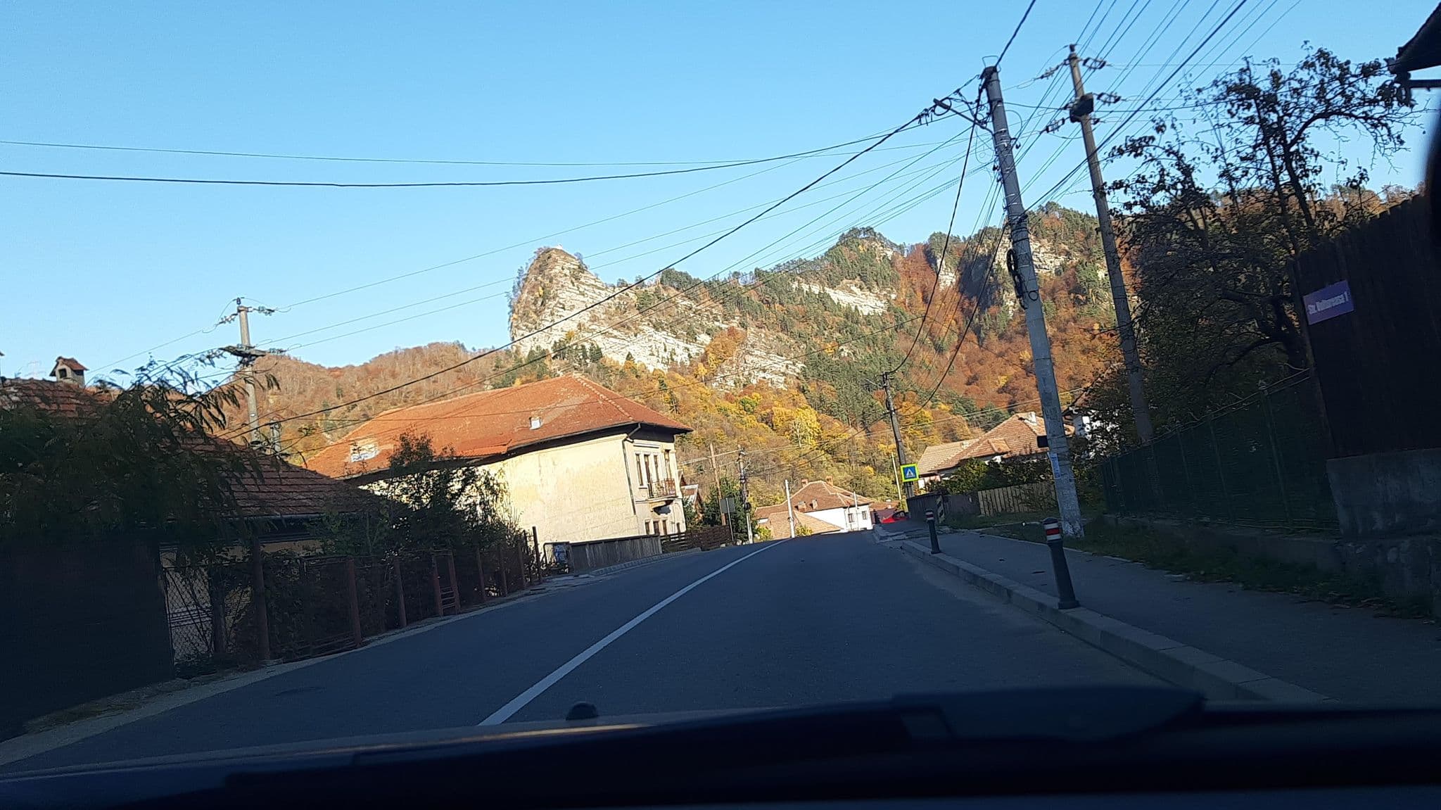 Street view near La Bloc La Bunici, Brezoi — © viorel (CC BY-SA · Mapillary)