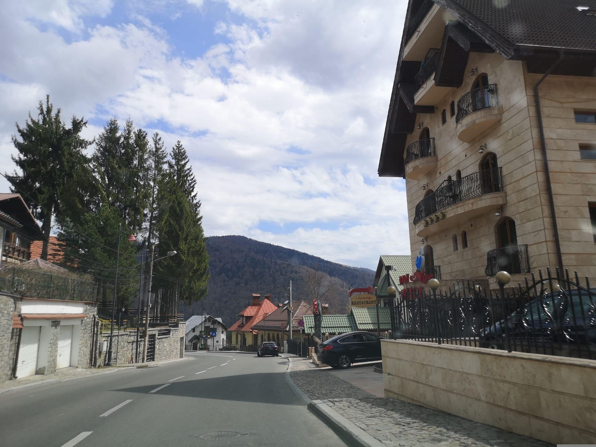 Street view near Olala Forest Apartment, Sinaia — © moon4 (CC BY-SA · Mapillary)