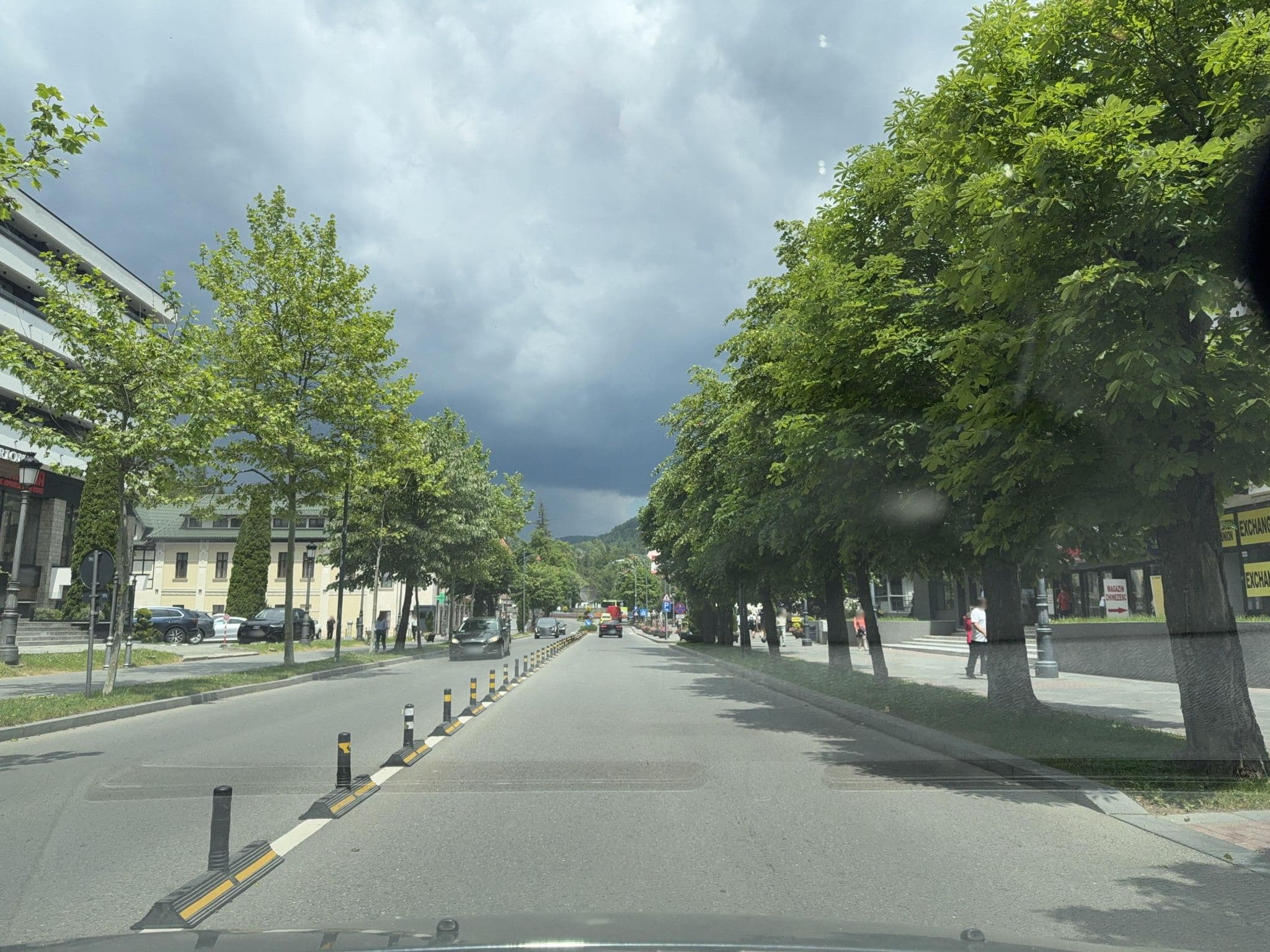 Street view near Hotel New Montana, Sinaia — © tavi (CC BY-SA · Mapillary)