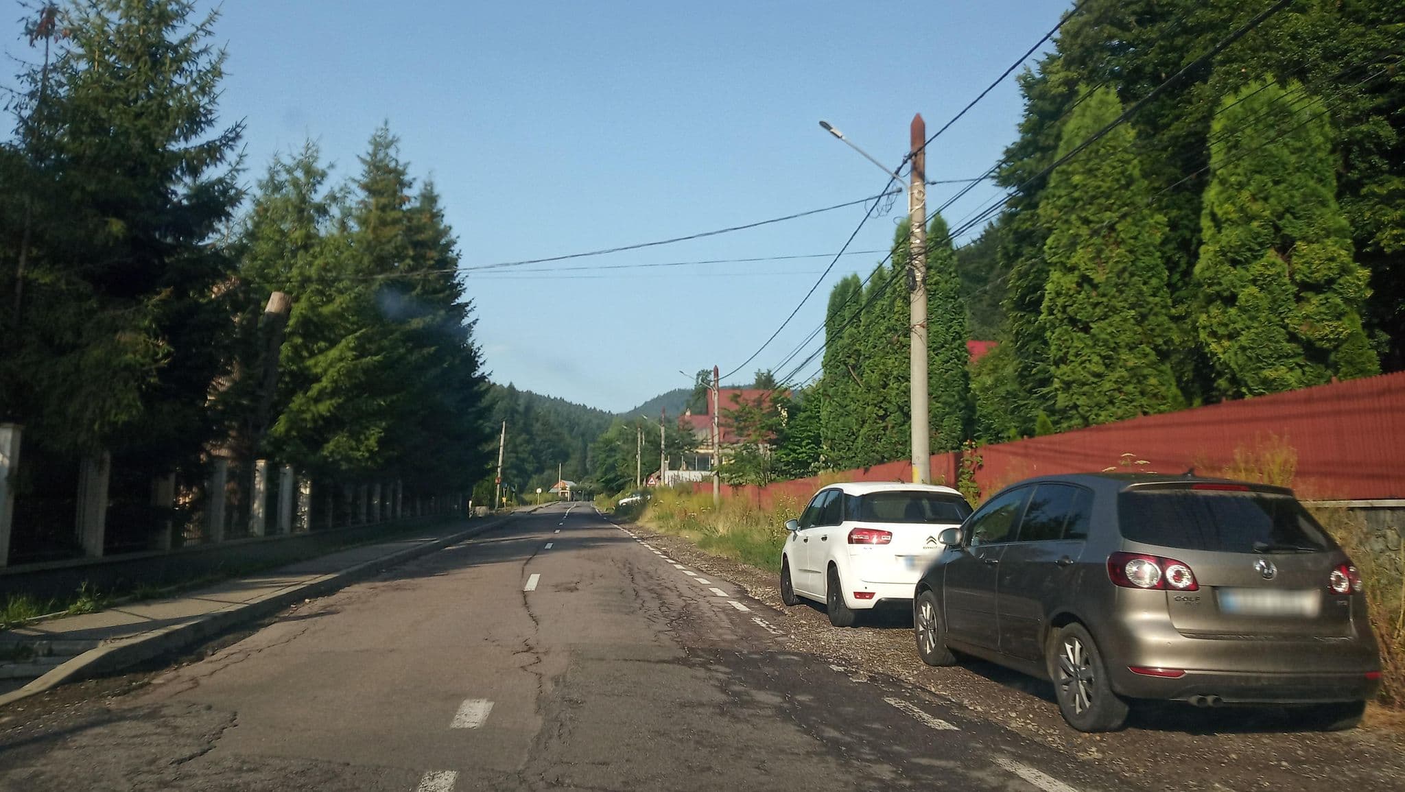Street view near Pensiunea Onix, Sinaia — © tavi (CC BY-SA · Mapillary)