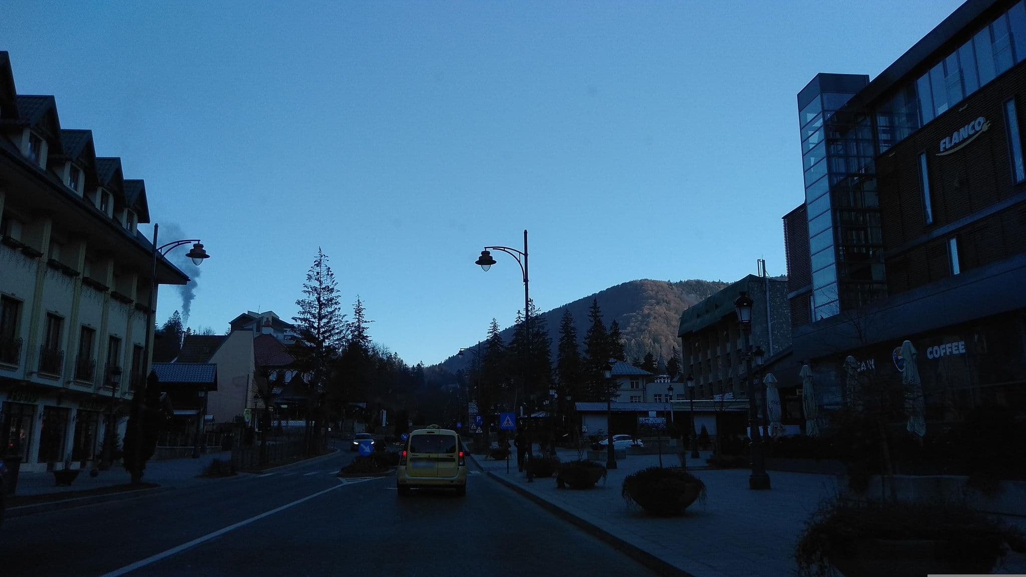 Street view near Vila TUI Sinaia 3*⭐️⭐️⭐️, Sinaia — © tavi (CC BY-SA · Mapillary)