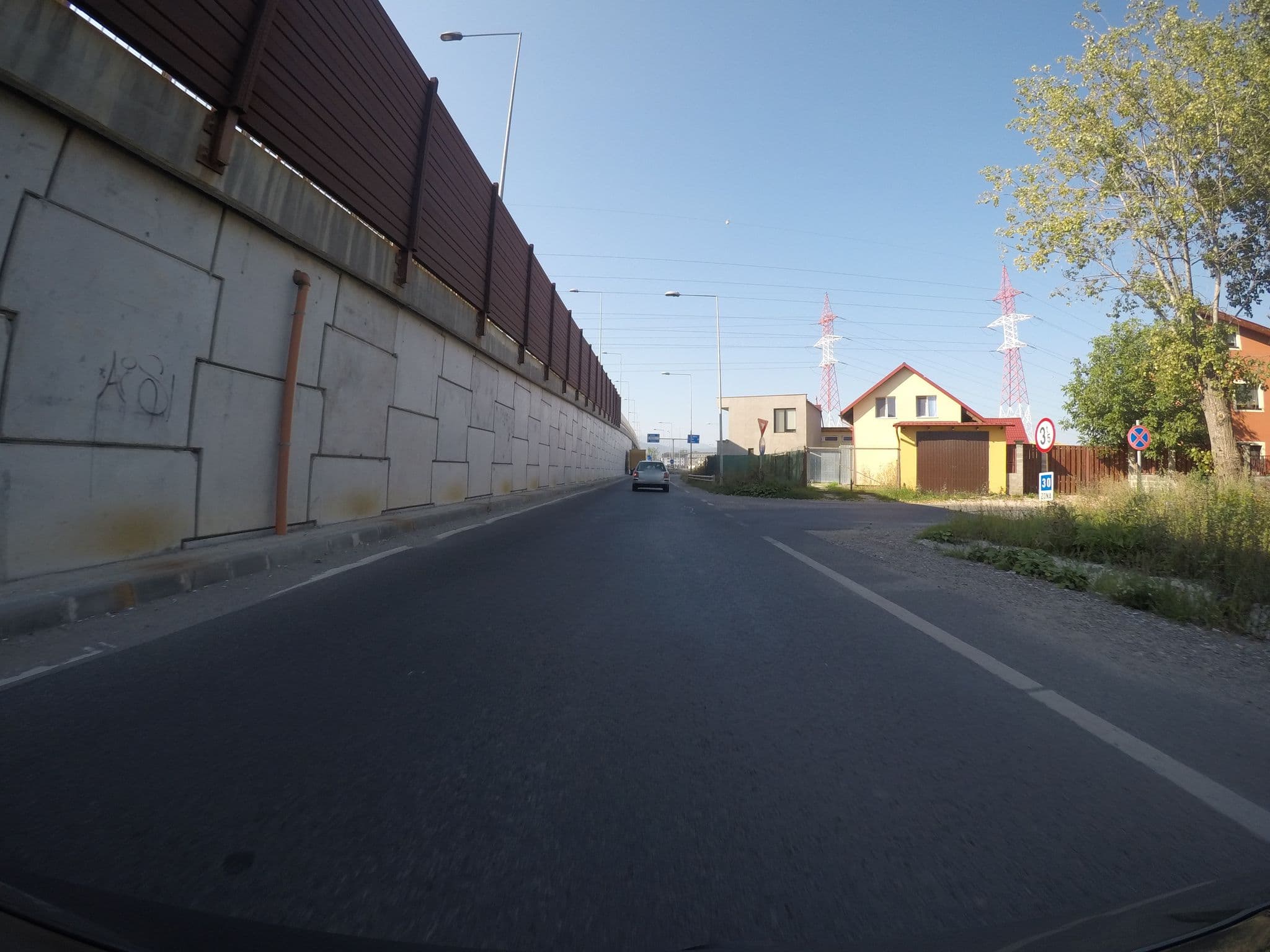 Street view near Pensiunea Queen Mary, Sânpetru — © chrisbeddow (CC BY-SA · Mapillary)