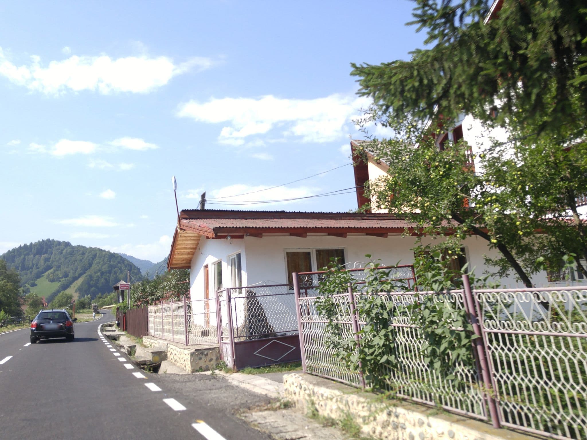 Street view near Acasa la Moeciu, Moeciu de Jos — © baditaflorin (CC BY-SA · Mapillary)