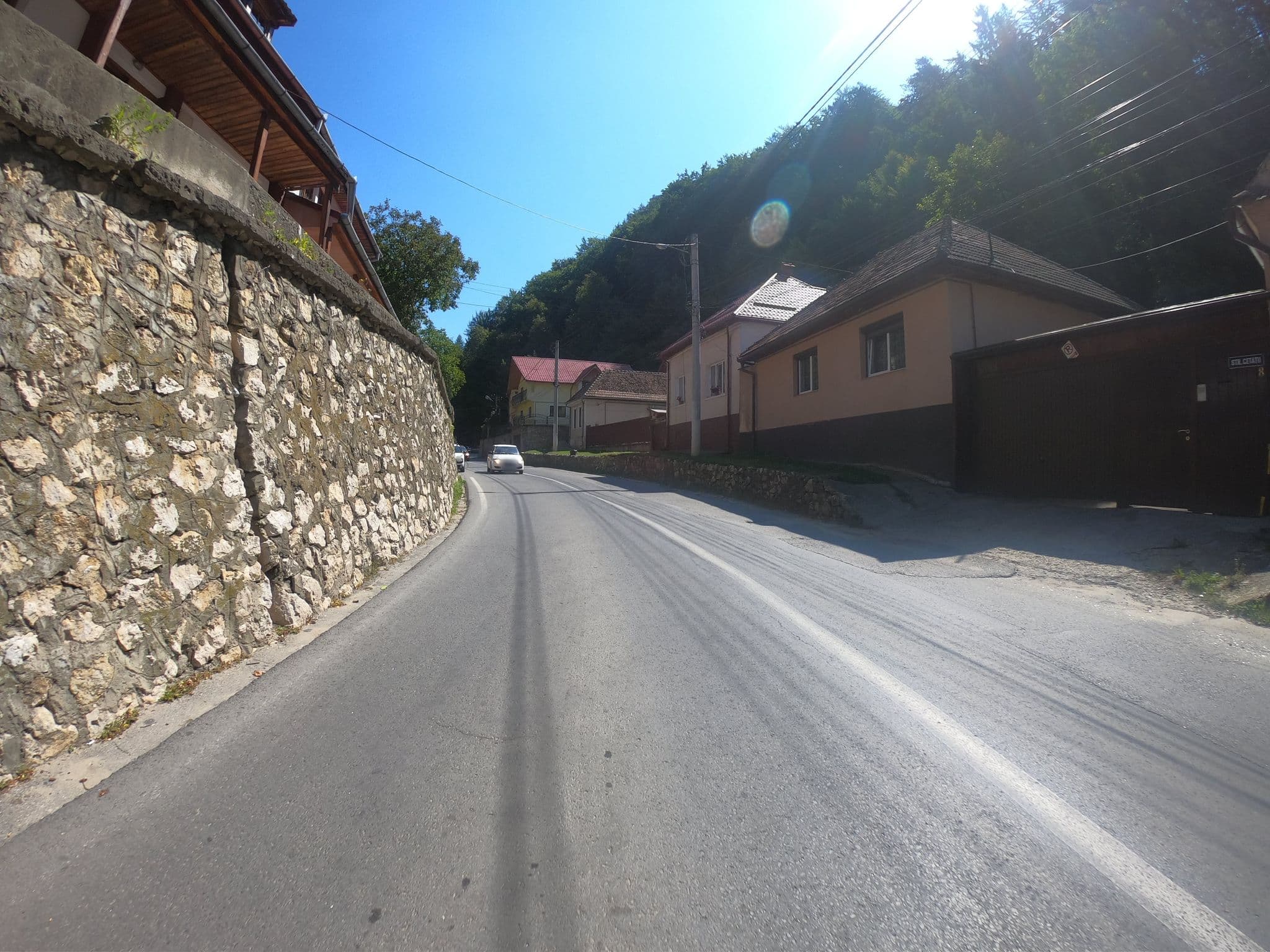 Street view near Pensiunea Rem's, Râşnov — © eneerhut (CC BY-SA · Mapillary)