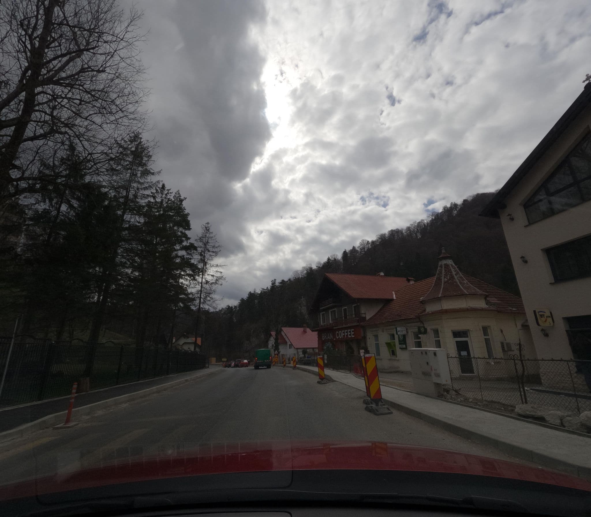 Street view near Vila zori de zi, Bran — © deeeznuuuts (CC BY-SA · Mapillary)