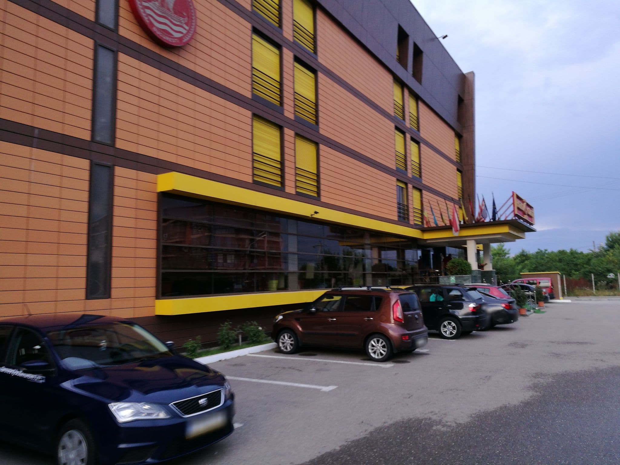 Street view near Phoenicia Comfort Hotel, Mogoşoaia — © rsandu (CC BY-SA · Mapillary)