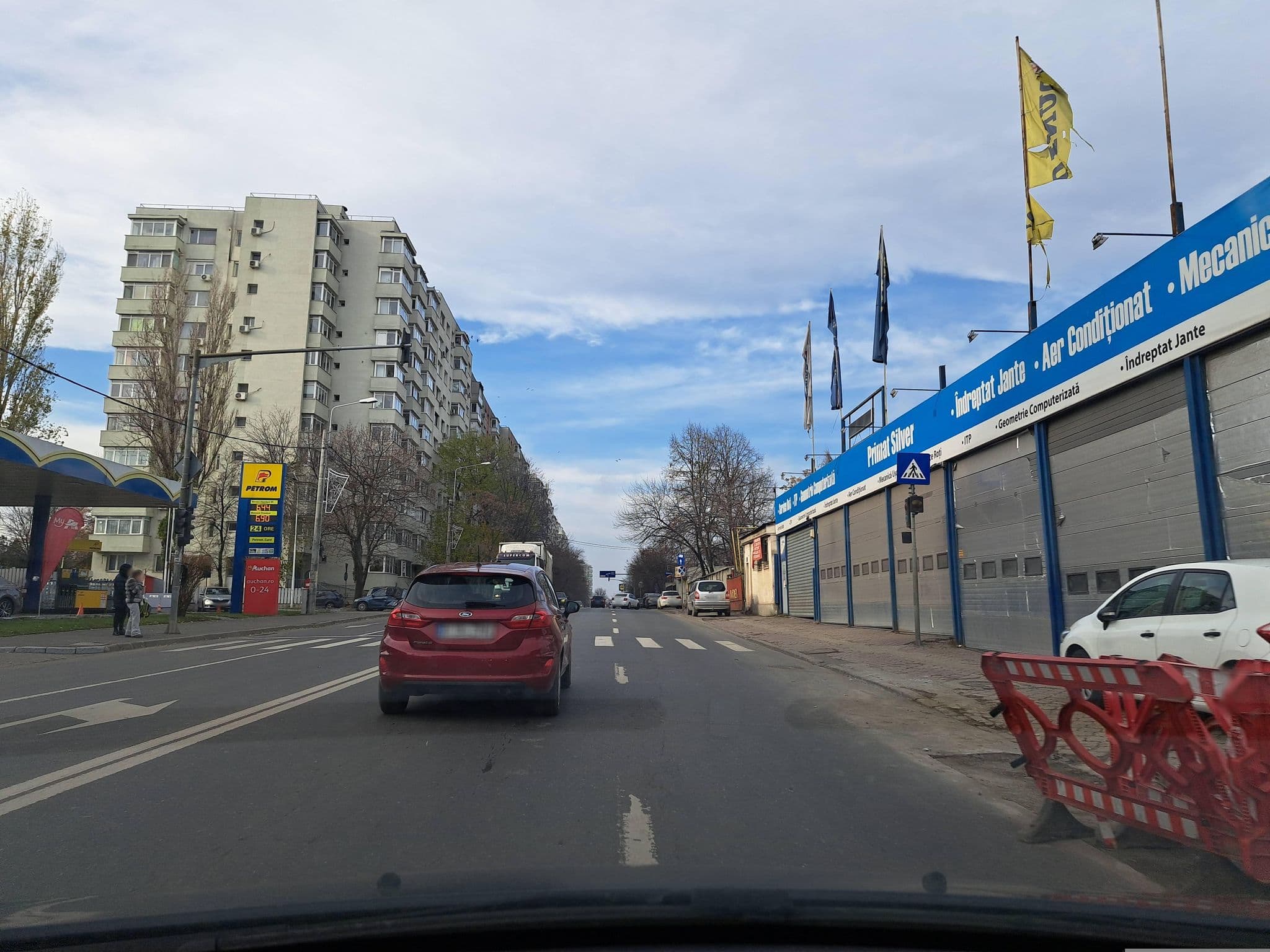 Street view near Hotel Babilon, Sector 2 — © tavi (CC BY-SA · Mapillary)