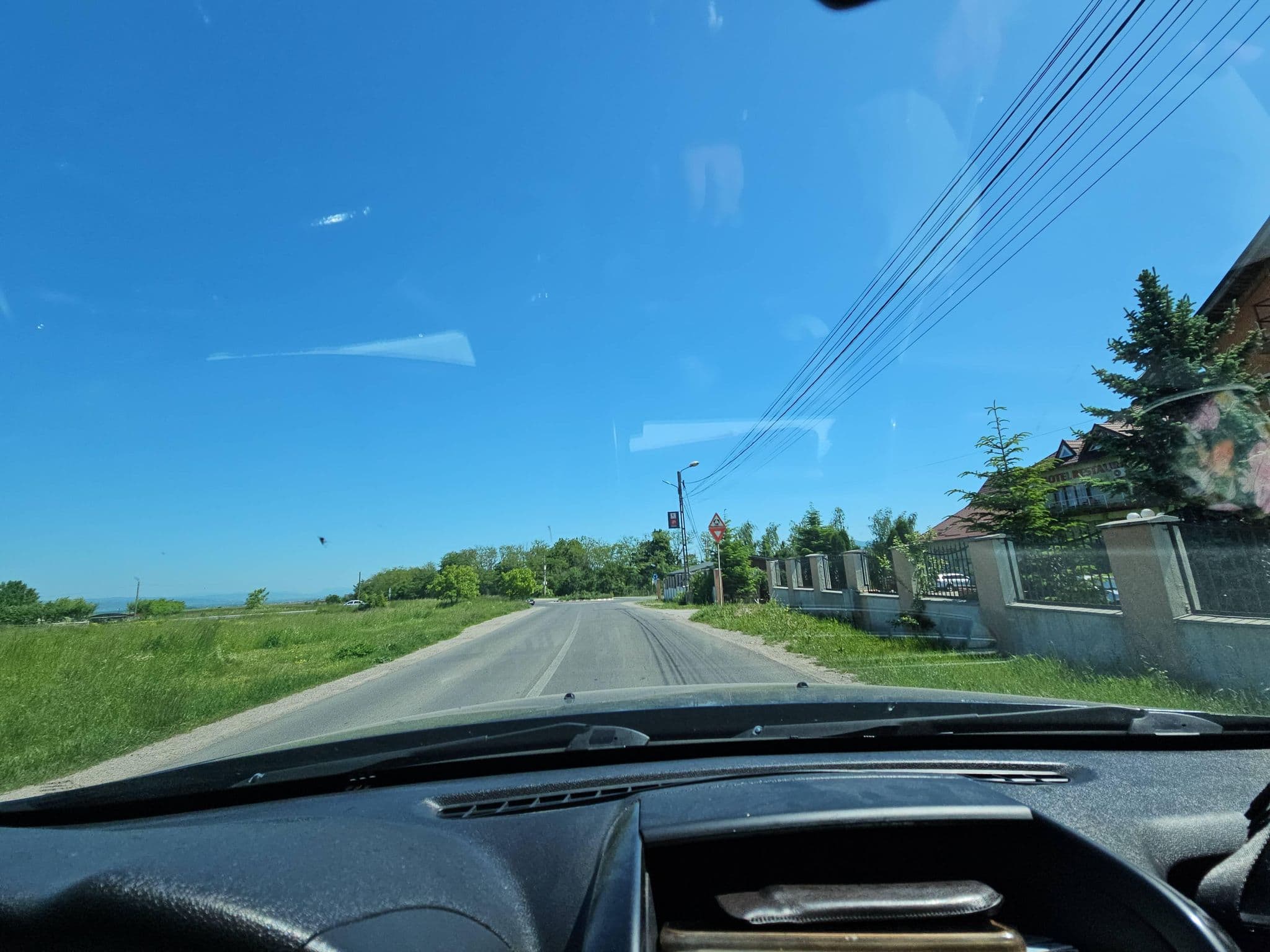 Street view near Hotel Ciucaș, Tărlungeni — © agamarcelnicolae (CC BY-SA · Mapillary)