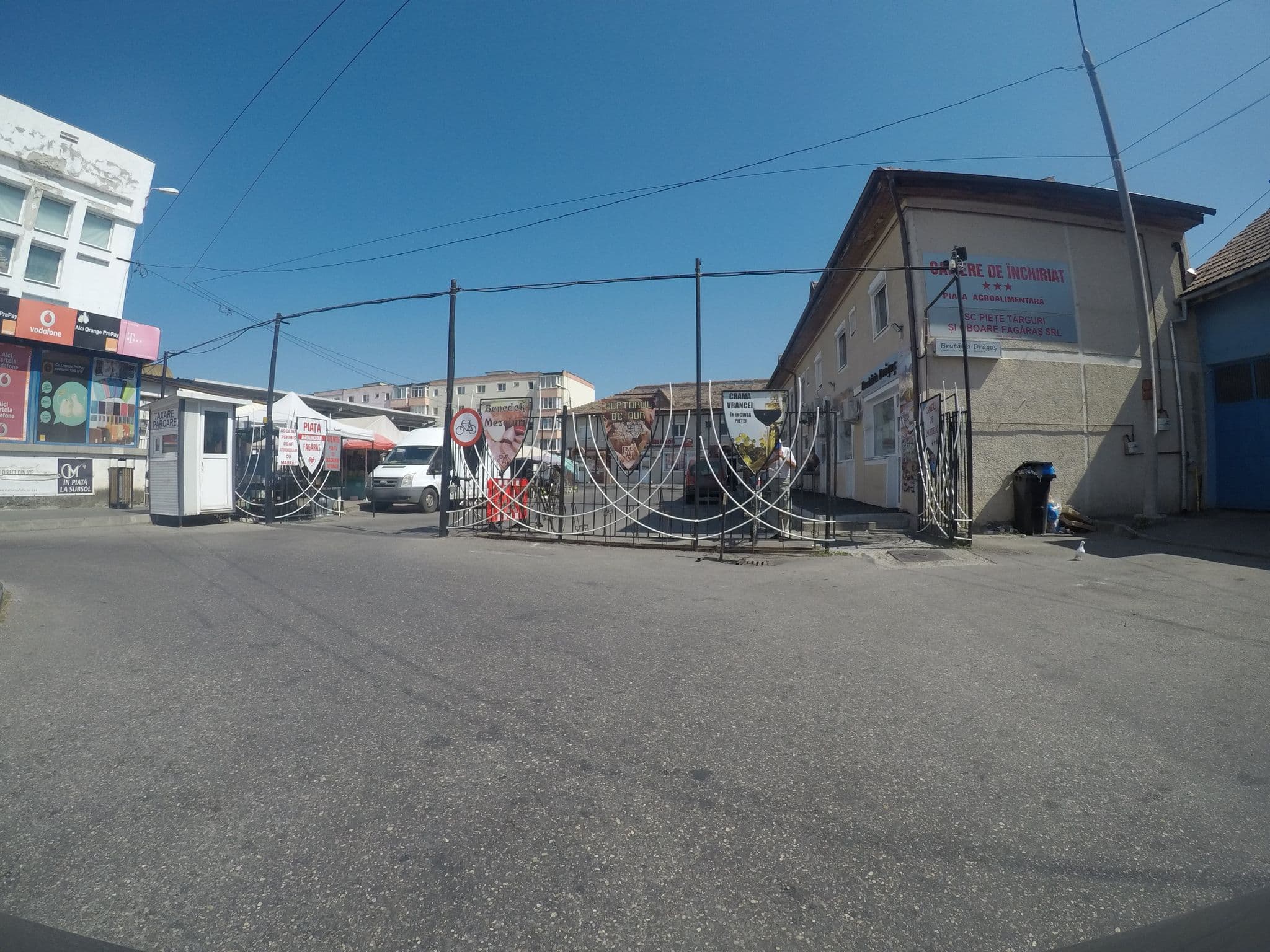 Street view near Hotel - Piața Agroalimentară Făgăraș, Făgăraș — © chrisbeddow (CC BY-SA · Mapillary)