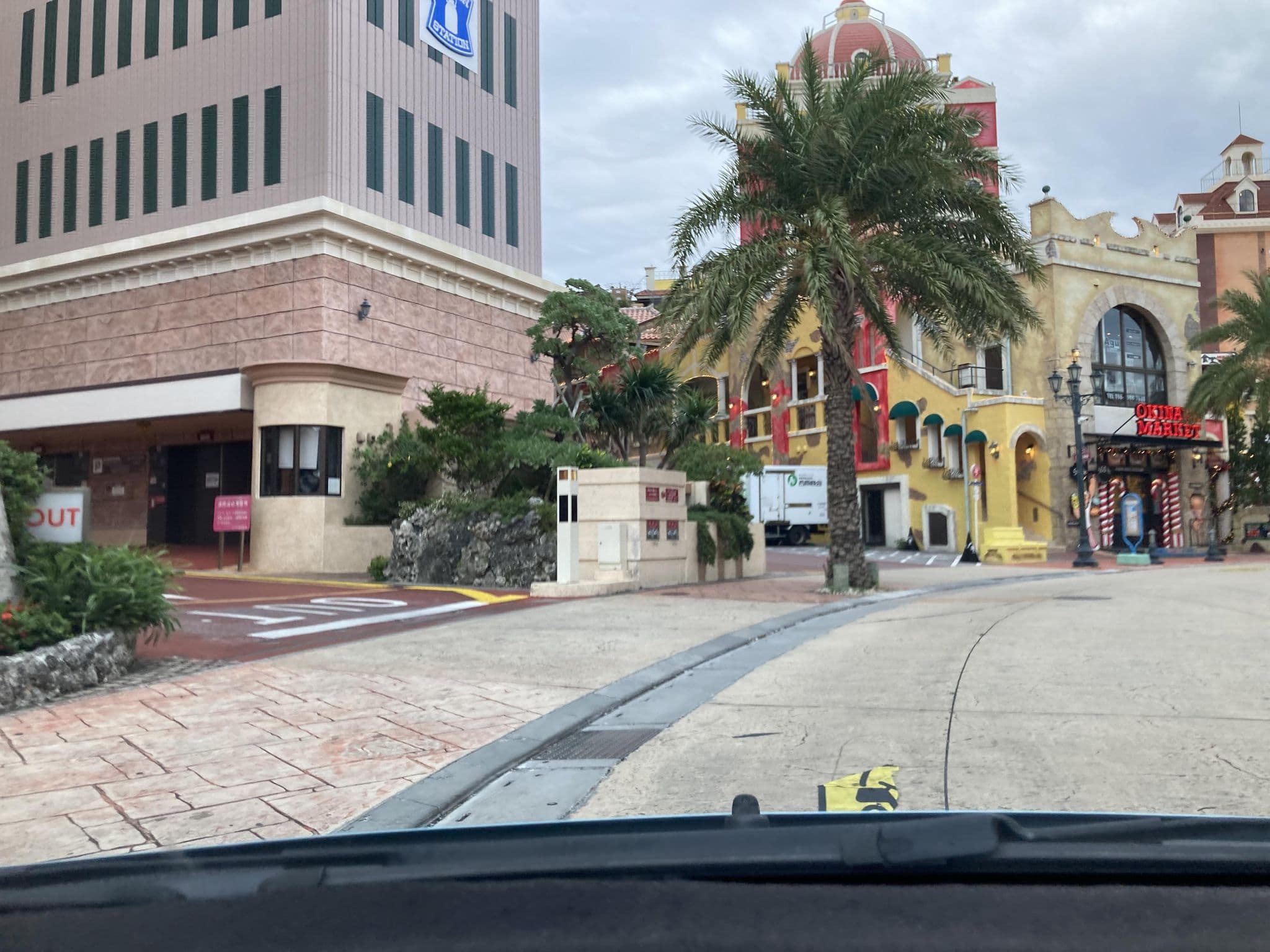 Street view near ベッセルホテルカンパーナ沖縄, Chatan — © pika_sky (CC BY-SA · Mapillary)