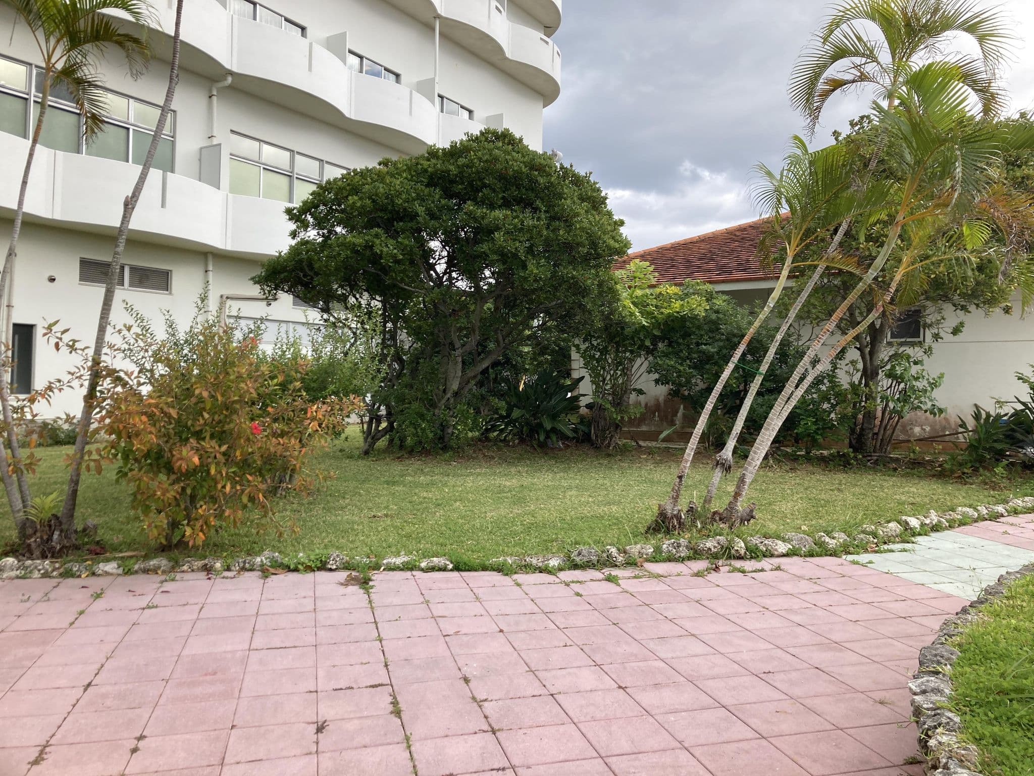 Street view near ロイヤルホテル沖縄残波岬 エントランスフロント, Yomitan — © pika_sky (CC BY-SA · Mapillary)