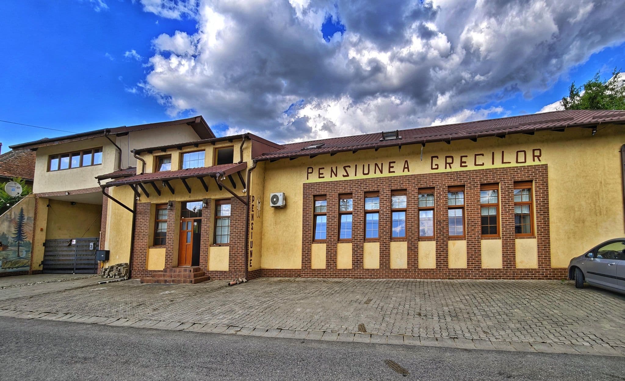 Street view near Pensiunea Grecilor, Mârșa — © km2bp (CC BY-SA · Mapillary)