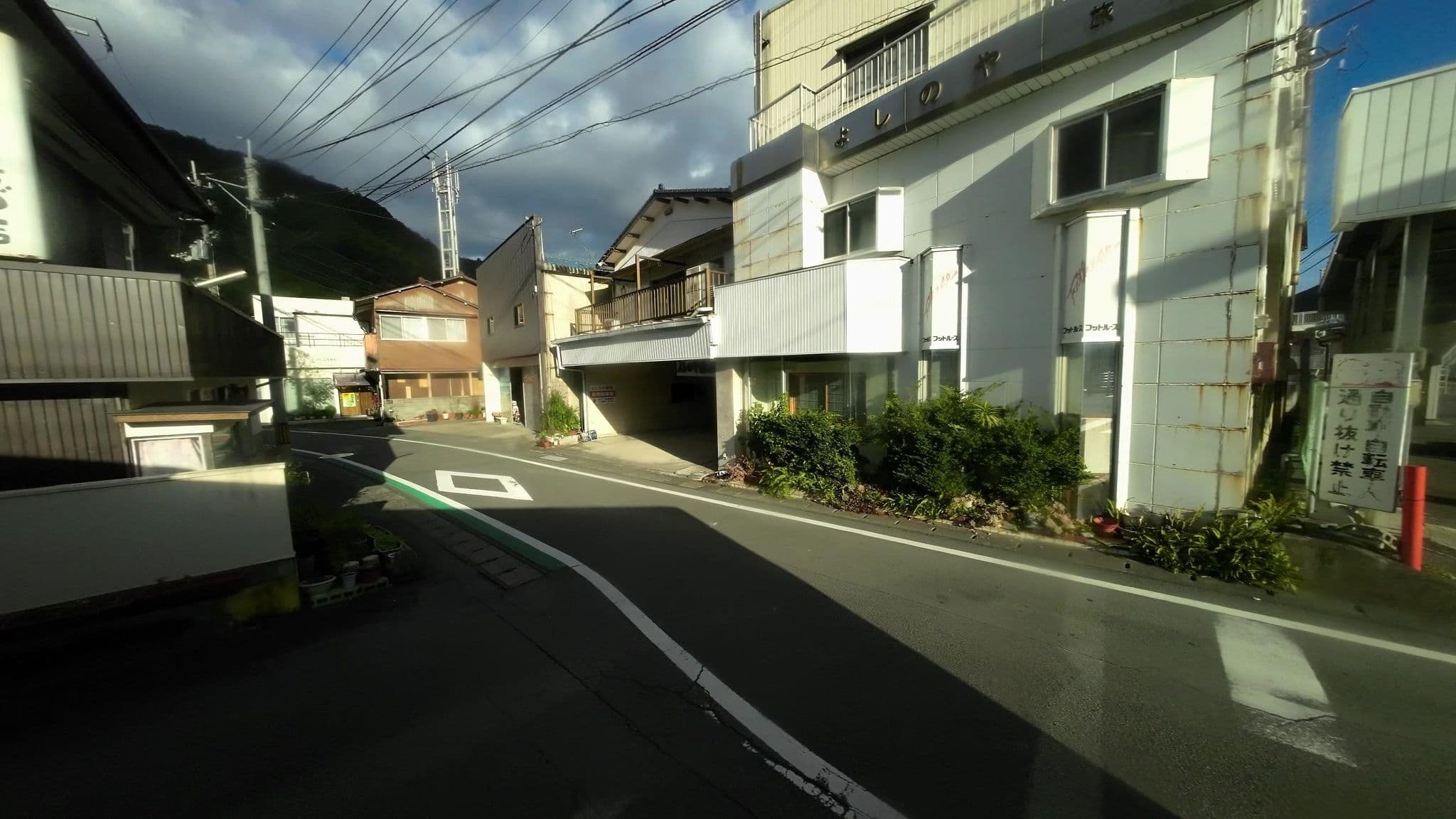 Street view near よしのや旅館, Uwajima — © drivephotograph (CC BY-SA · Mapillary)