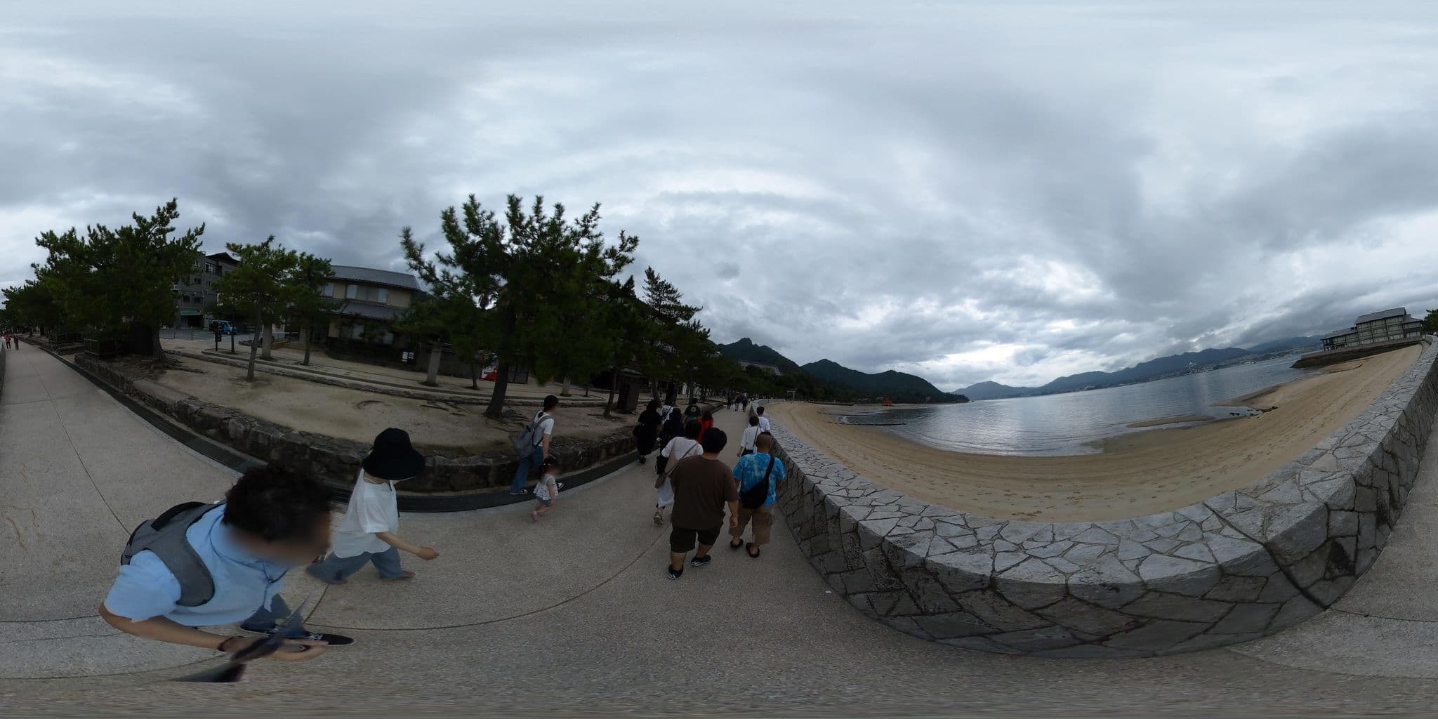 Street view near 宮島 錦水館 (Miyajima inn Kinsuikan), Miyajima — © takayuki (CC BY-SA · Mapillary)