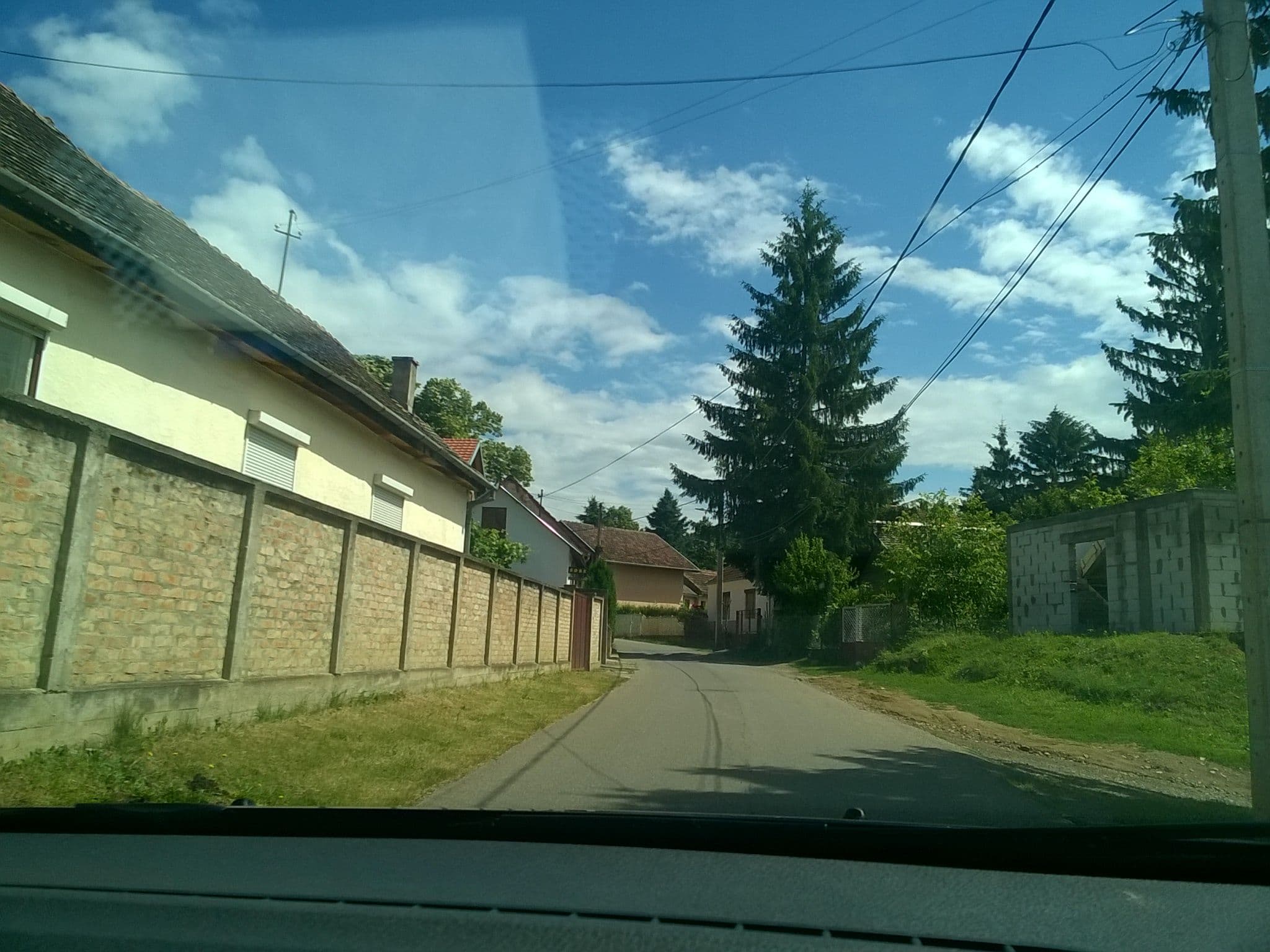 Street view near Everest apartmani, Vrdnik — © batavs (CC BY-SA · Mapillary)