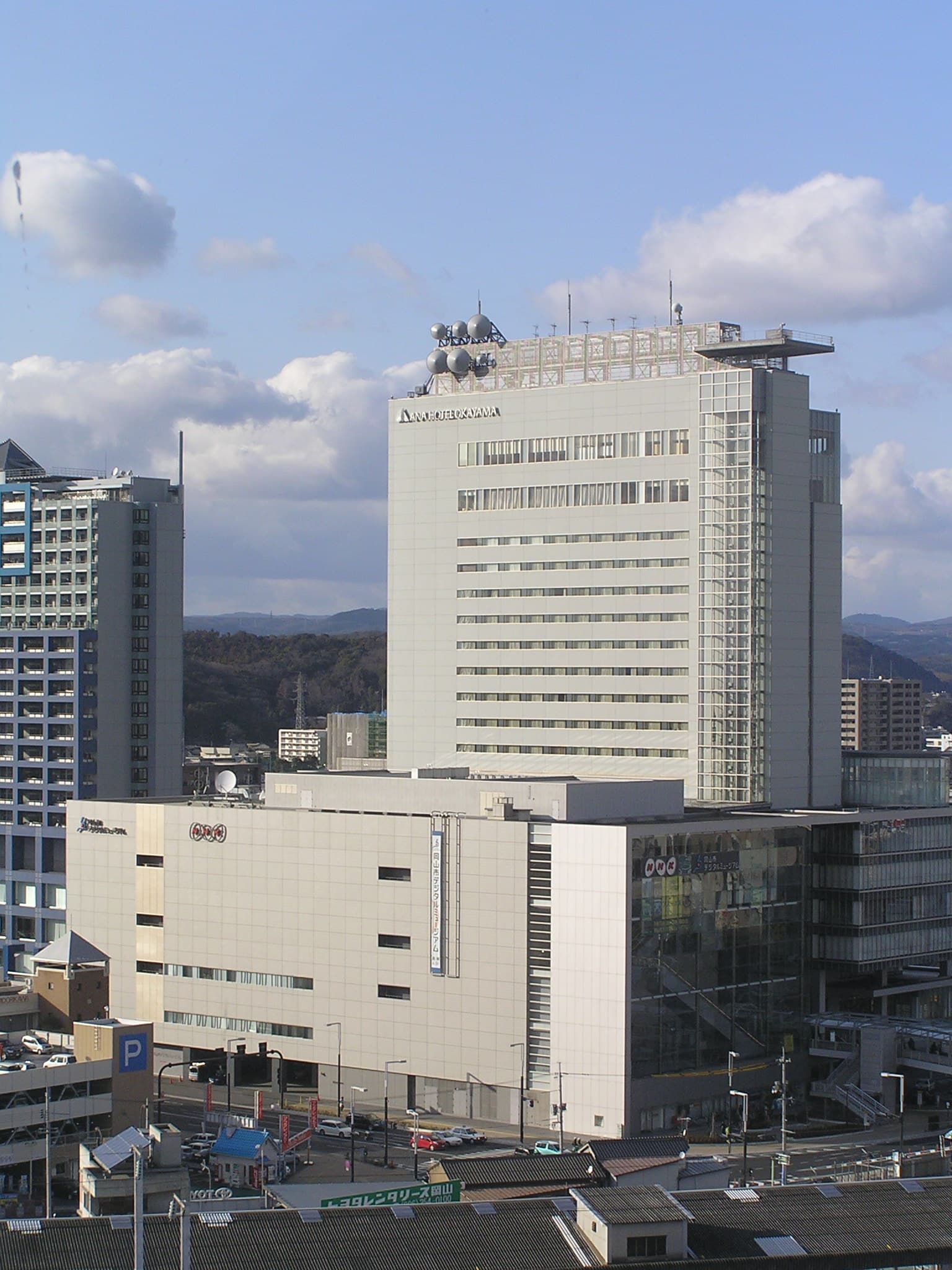 ANAクラウンプラザホテル岡山 (ANA Crowne Plaza Okayama) (via Wikimedia Commons, Public domain)