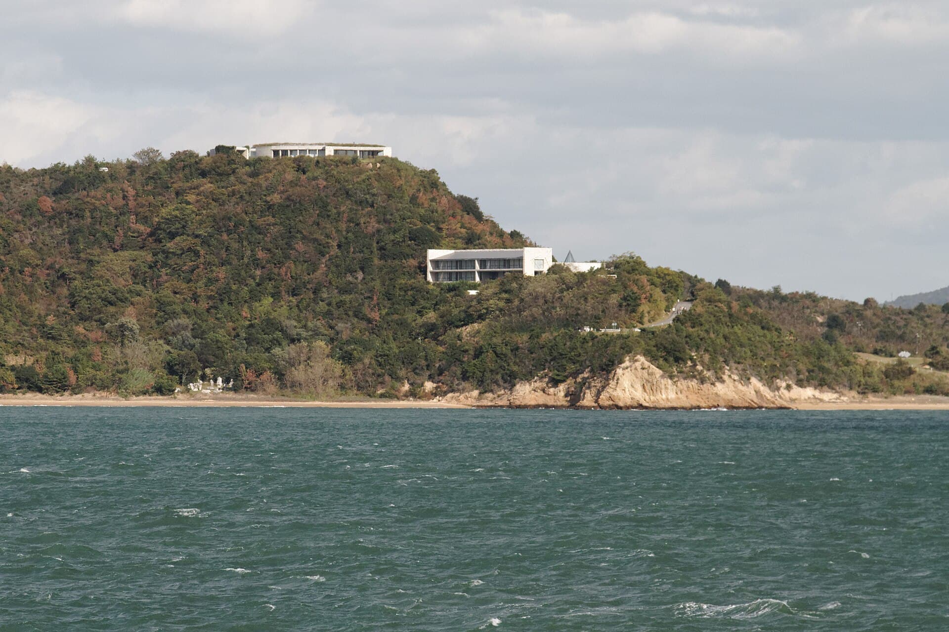 Benesse House Hotel (via Wikimedia Commons, CC BY-SA 2.0)