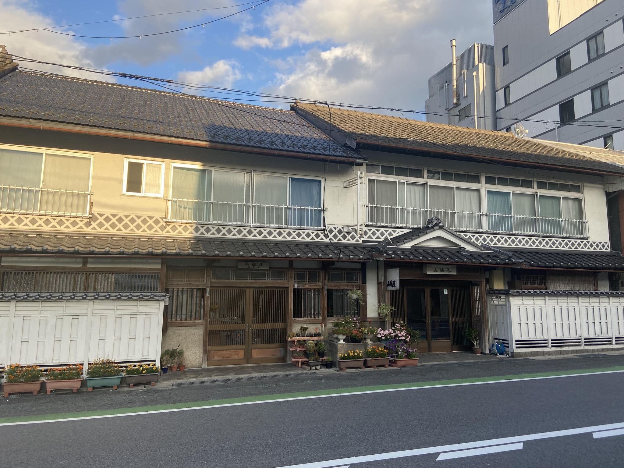 Street view near 新見グランドホテルみよしや, Niimi — © okadatsuneo (CC BY-SA · Mapillary)