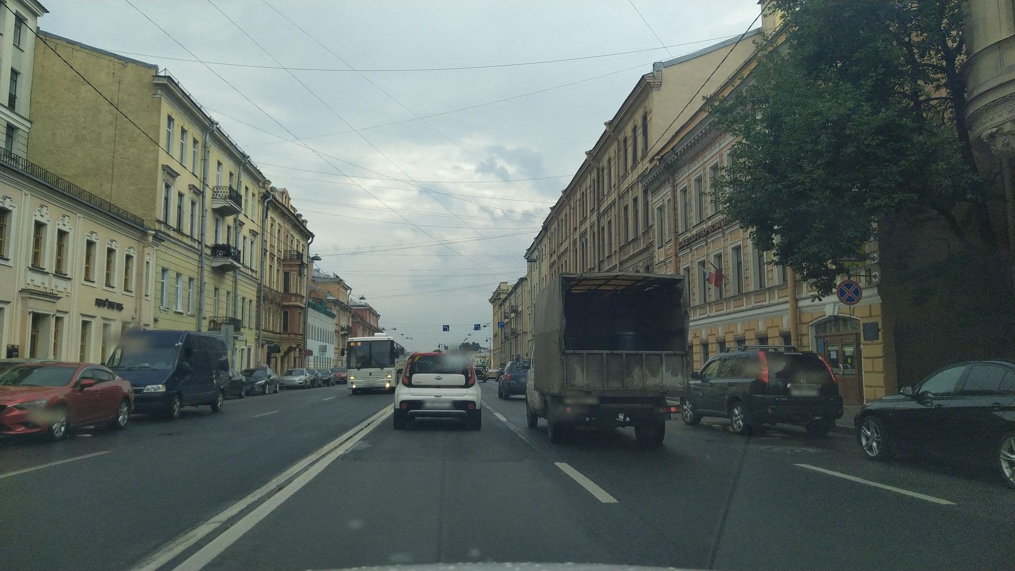 Street view near Vasilievsky hotel, Vasyl'evsky Ostrov — © ser9ei999 (CC BY-SA · Mapillary)
