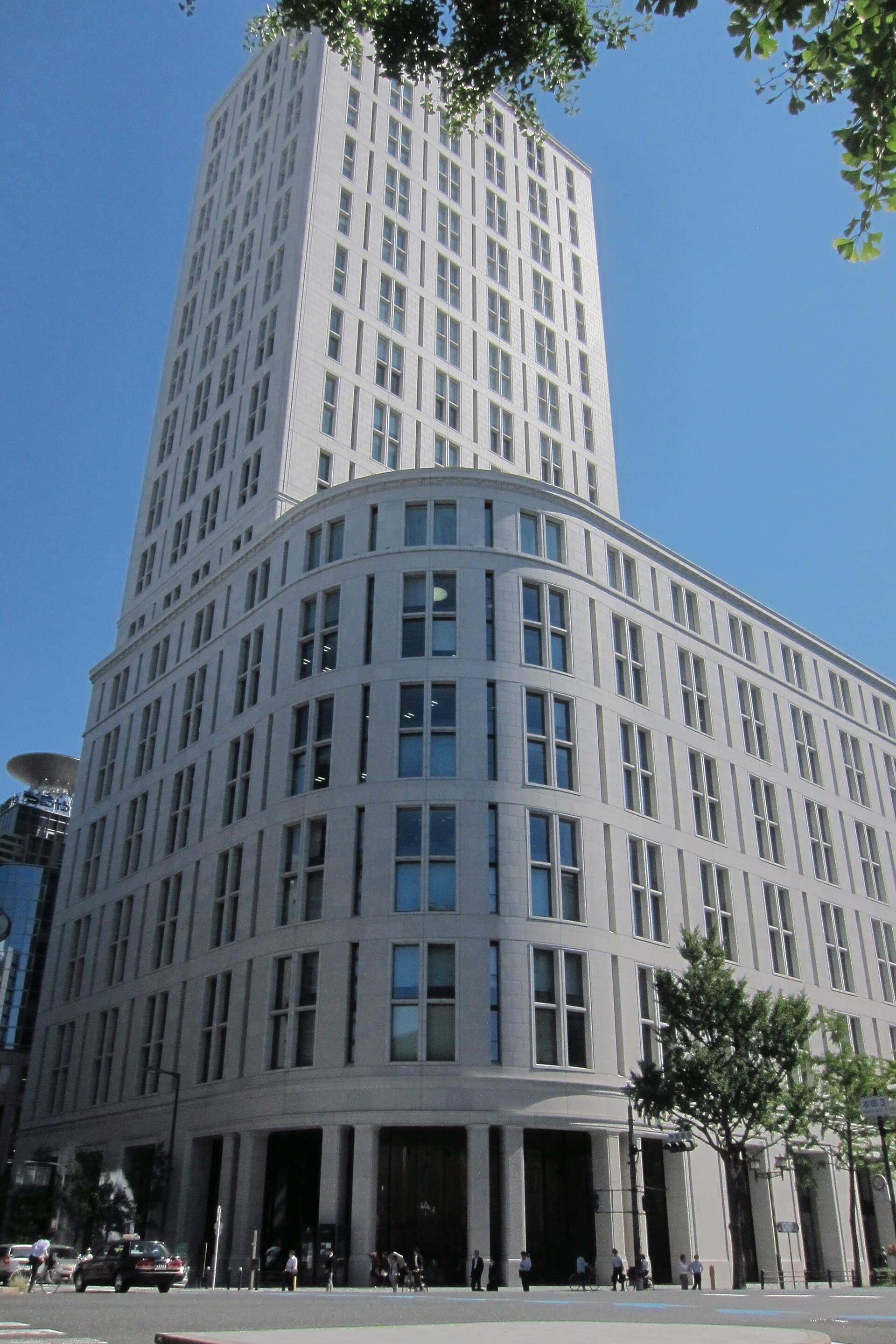 セントレジスホテル大阪 (The St. Regis Osaka) (via Wikimedia Commons, CC BY 2.5)