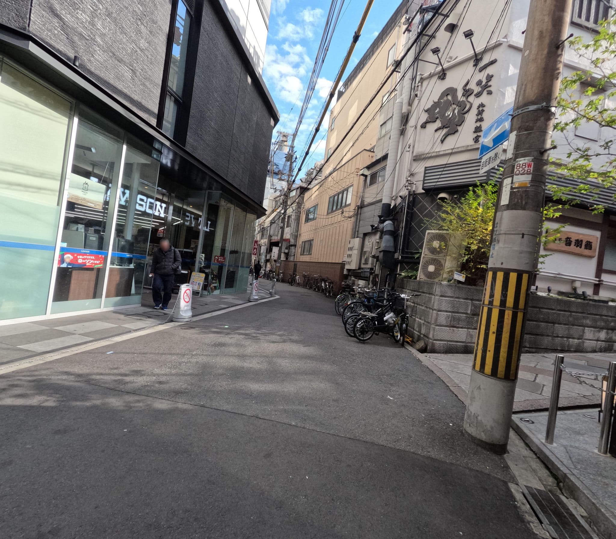 Street view near ホテルモントレ ル・フレール大阪, Osaka — © okadatsuneo (CC BY-SA · Mapillary)