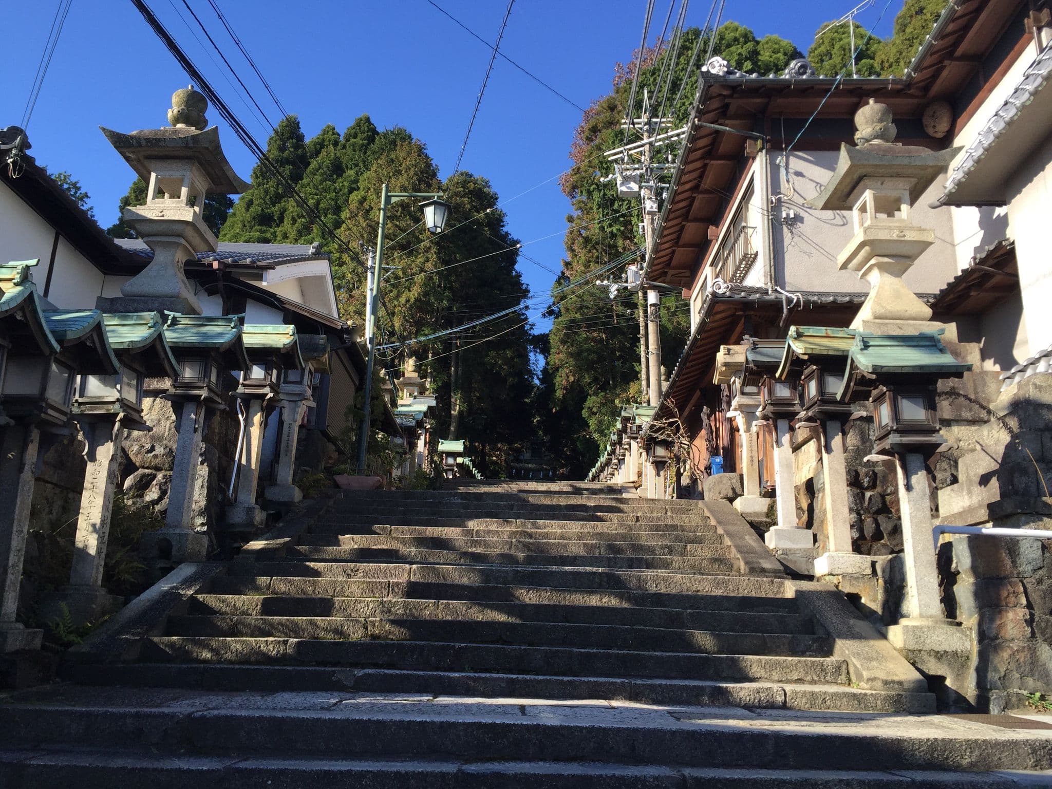 Street view near 門前おかげ楼 (Monzen Okagero), Ikoma — © tosseto (CC BY-SA · Mapillary)