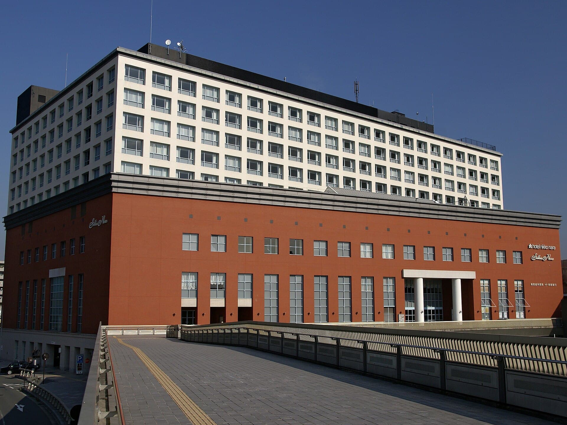 ホテル日航奈良 (Hotel Nikko Nara) (via Wikimedia Commons, CC BY 2.5)