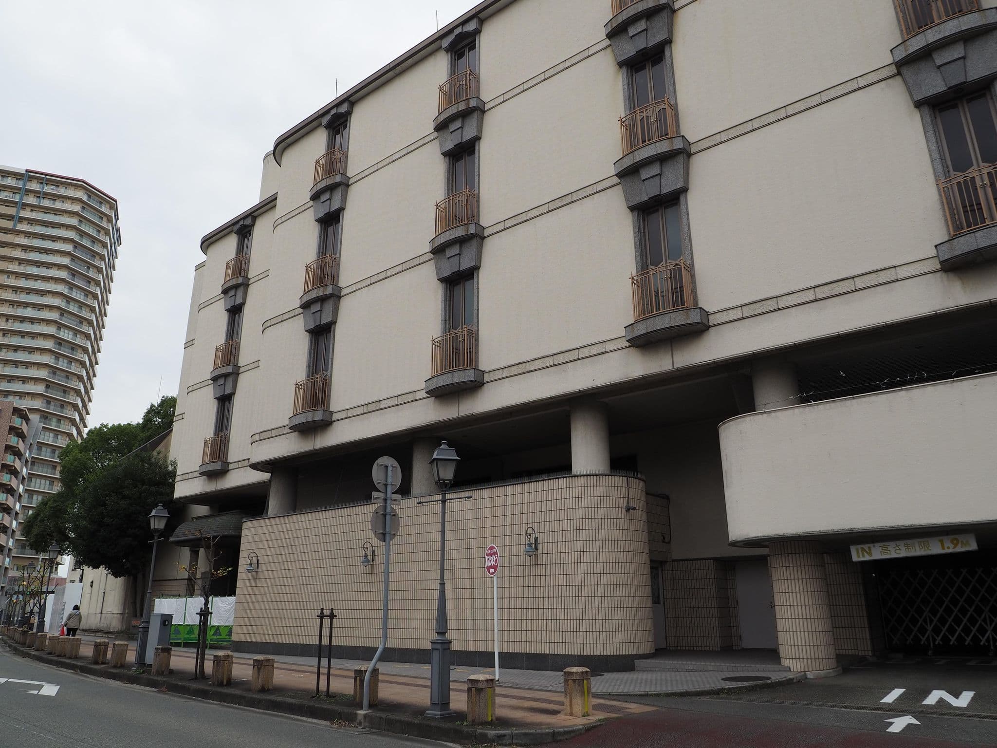 Street view near 宝塚ホテル宝寿の間, Takarazuka — © okadatsuneo (CC BY-SA · Mapillary)