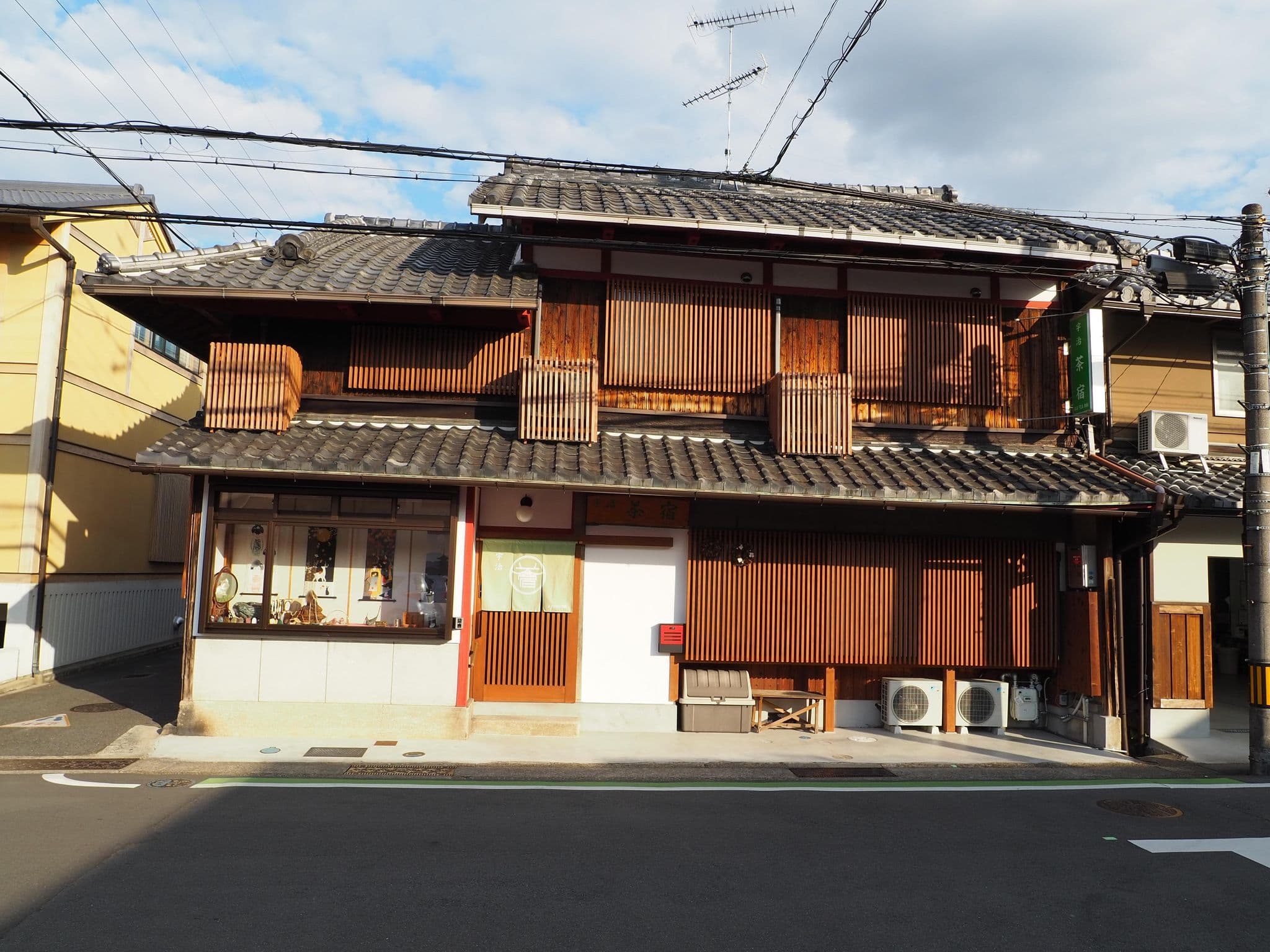 Street view near 宇治・茶宿(Uji Tea In), Uji — © okadatsuneo (CC BY-SA · Mapillary)