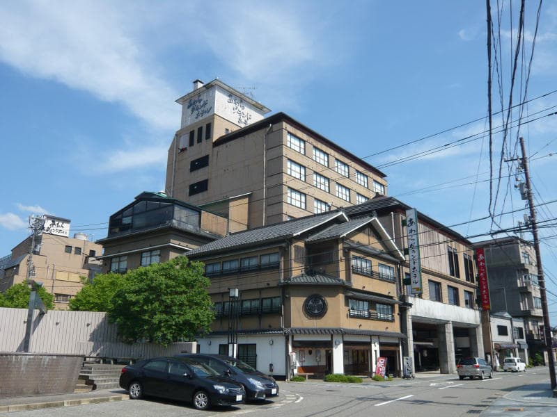 Awara Grand Hotel (via Wikimedia Commons, CC BY-SA 3.0)