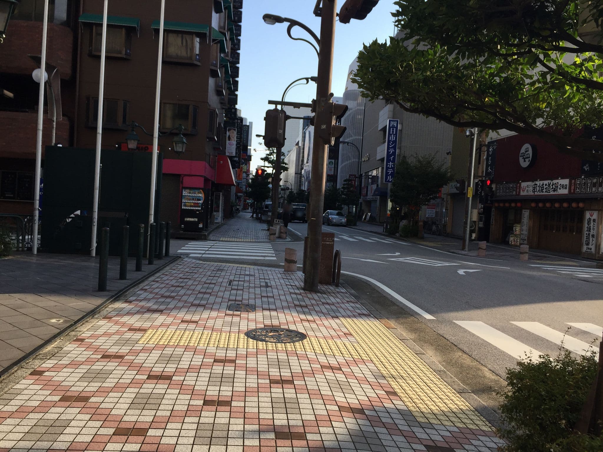 Street view near ロワジールホテル四日市, Yokkaichi — © yaritsusozai (CC BY-SA · Mapillary)