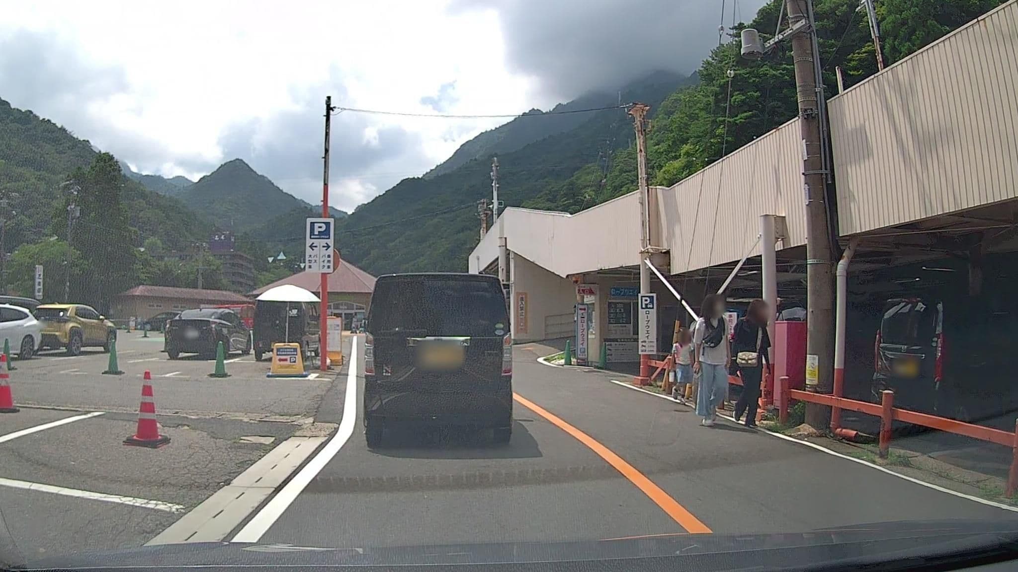 Street view near 湯の山温泉 ホテル湯の本, Komono — © mzaki (CC BY-SA · Mapillary)