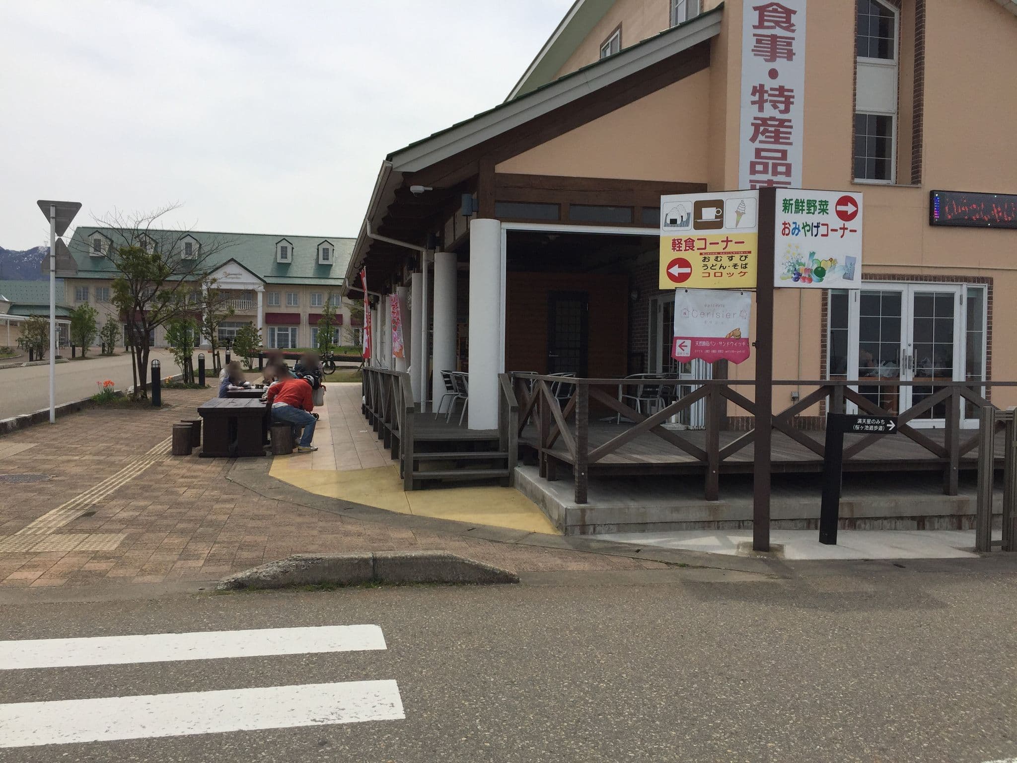 Street view near 桜ヶ池クアガーデン, Nanto — © yaritsusozai (CC BY-SA · Mapillary)