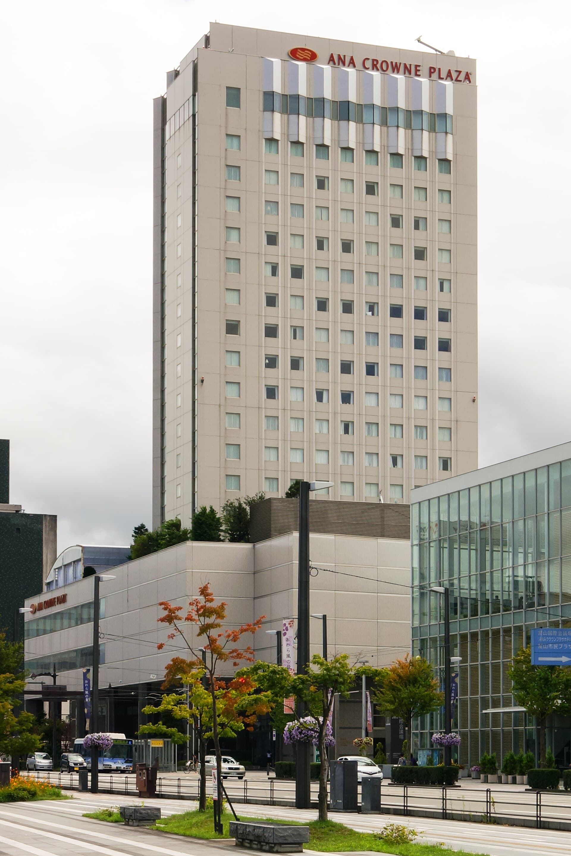 ANAクラウンプラザホテル富山 (ANA Crowne Plaza Toyama) (via Wikimedia Commons, CC BY-SA 4.0)