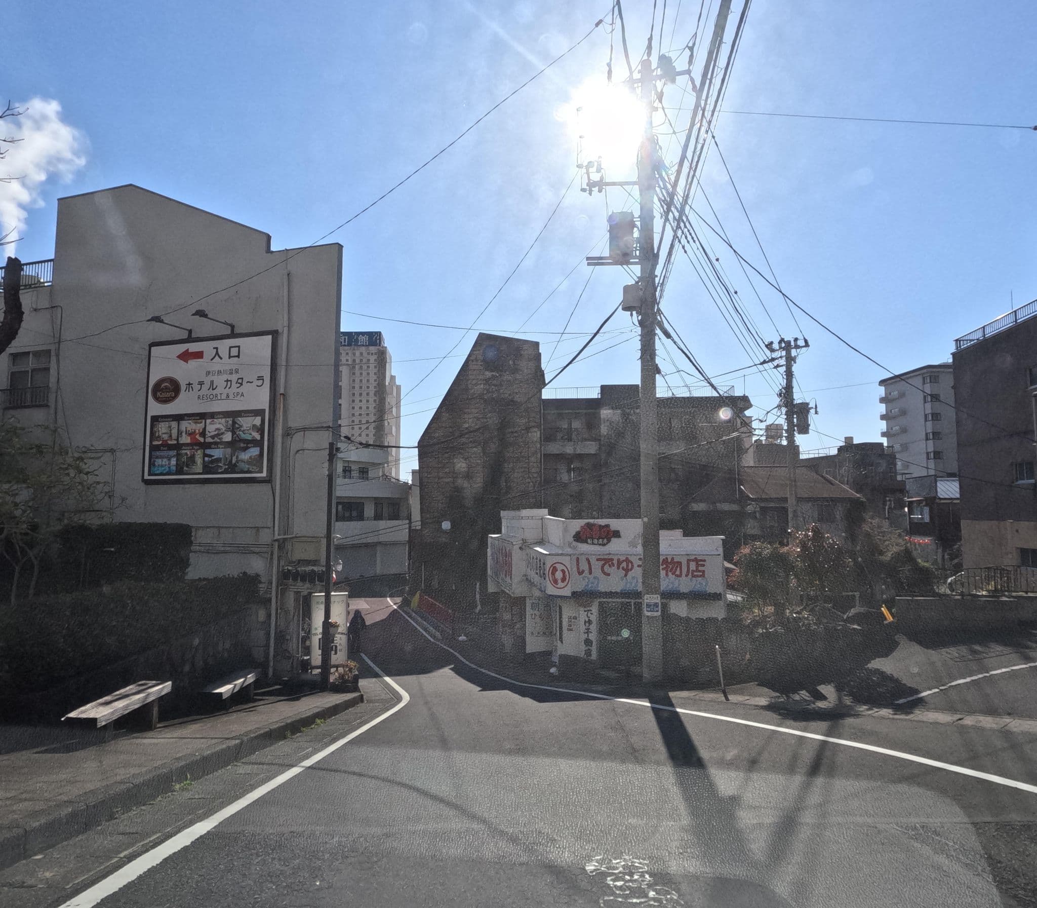 Street view near 熱川温泉 源泉掛け流しの宿 臨泉閣, Inatori — © rsnaru (CC BY-SA · Mapillary)
