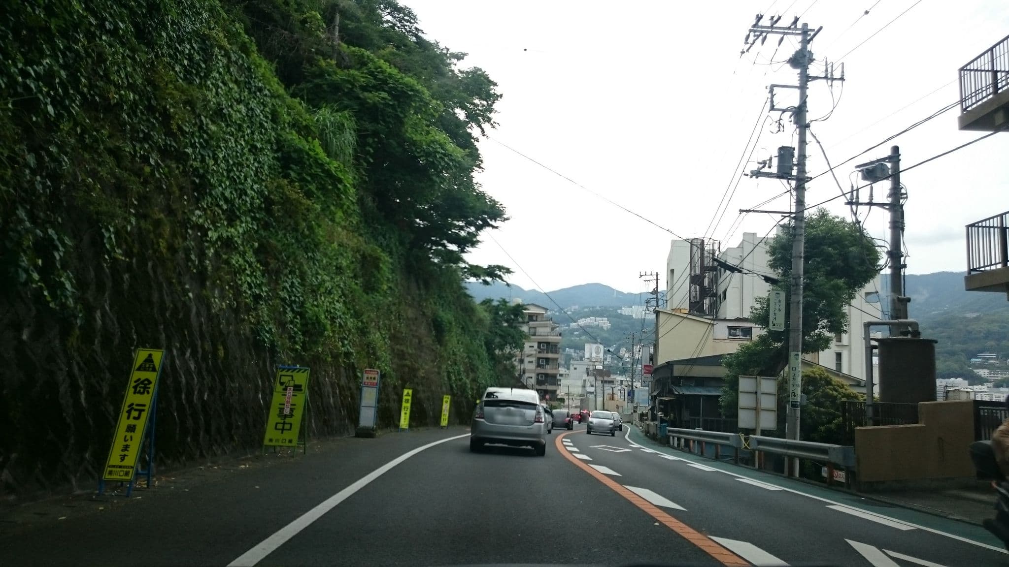 Street view near 緑風閣, Atami — © yaritsusozai (CC BY-SA · Mapillary)