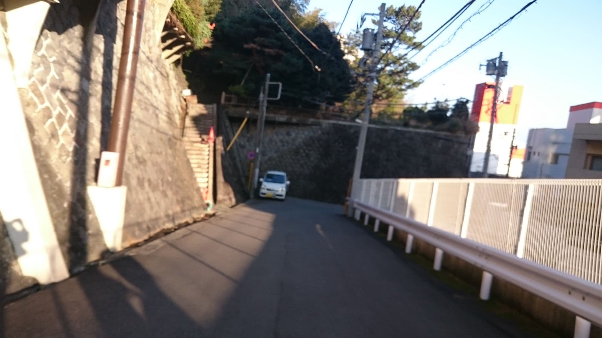 Street view near 松喜旅館, Atami — © yaritsusozai (CC BY-SA · Mapillary)