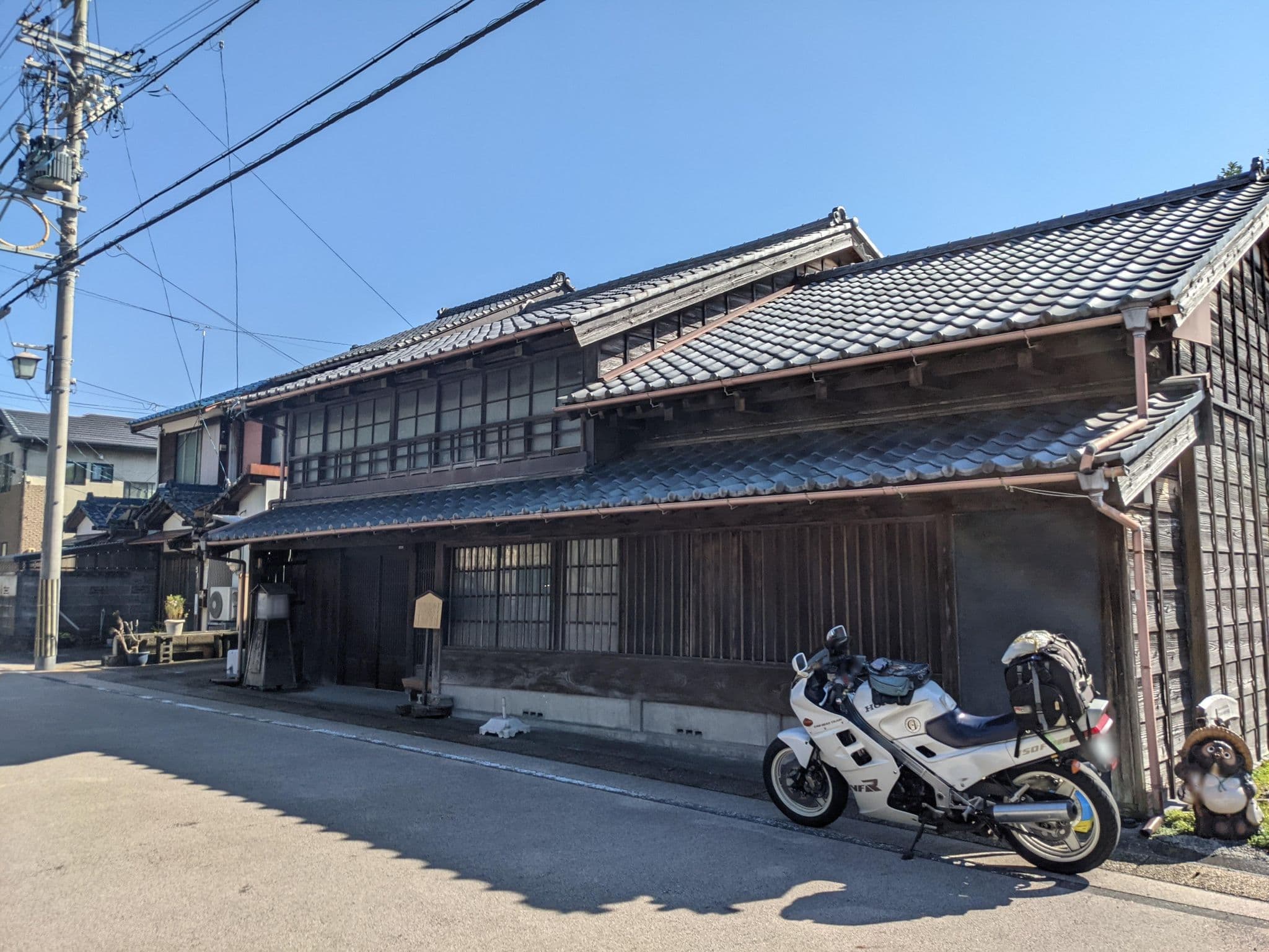 Street view near Backpackers Hostel Tsubamenoyado, Kanbara — © yasunari (CC BY-SA · Mapillary)