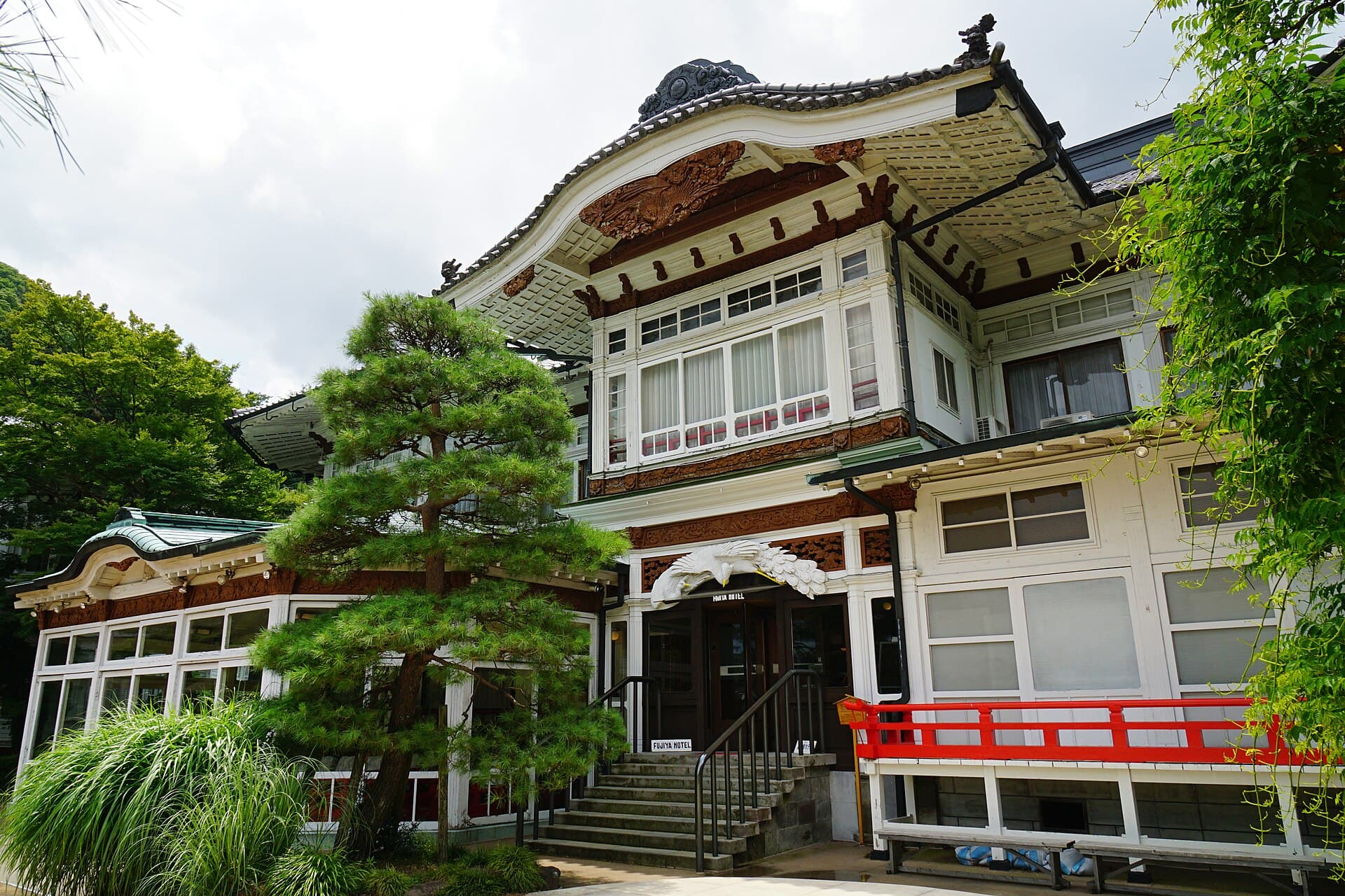 富士屋ホテル (Fujiya Hotel) (via Wikimedia Commons, CC BY-SA 4.0)