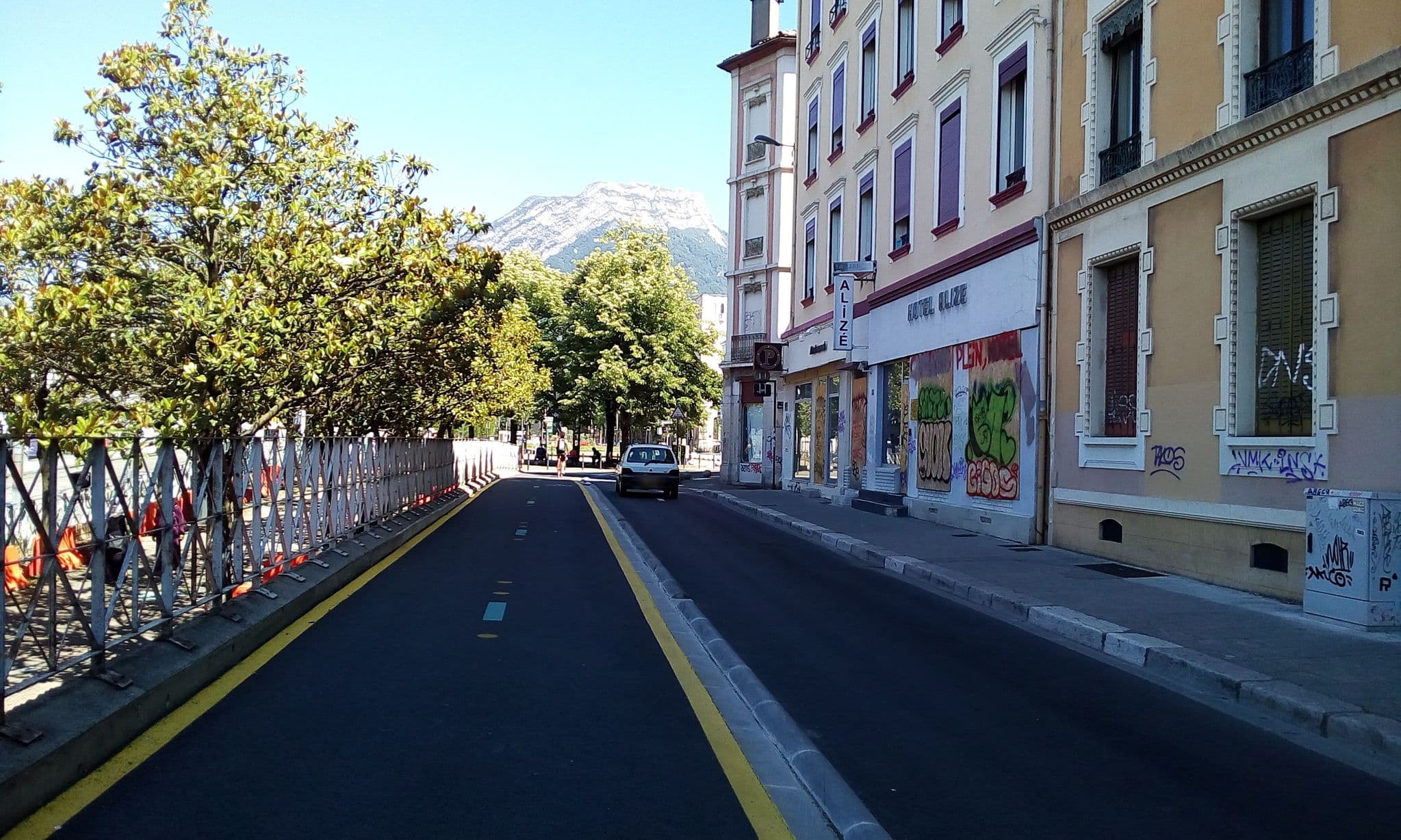 Street view near Hôtel Lux, Grenoble — © eric_s (CC BY-SA · Mapillary)