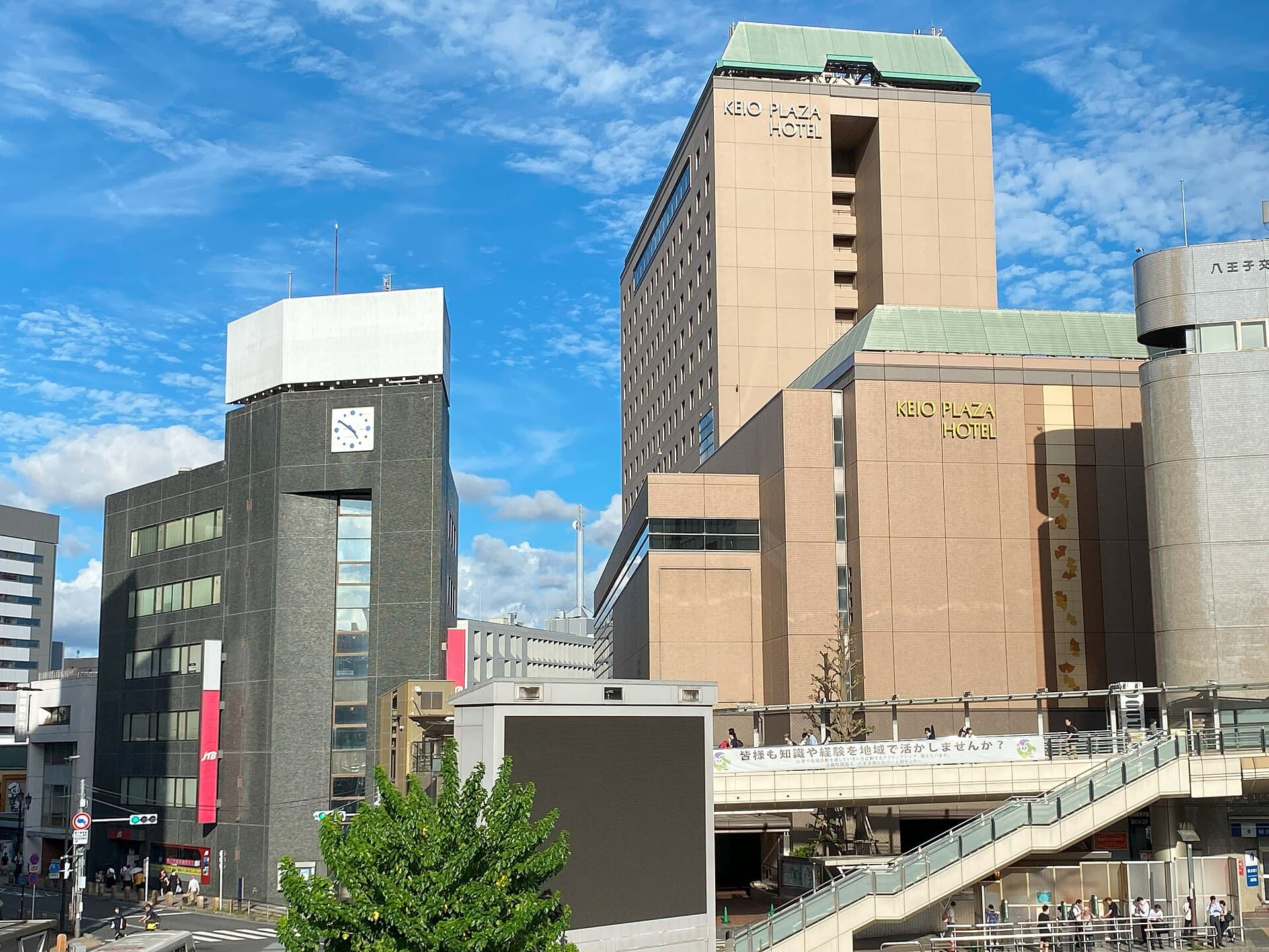 京王プラザホテル八王子 (KEIO PLAZA HOTEL HACHIOJI) (via Wikimedia Commons, CC BY-SA 4.0)