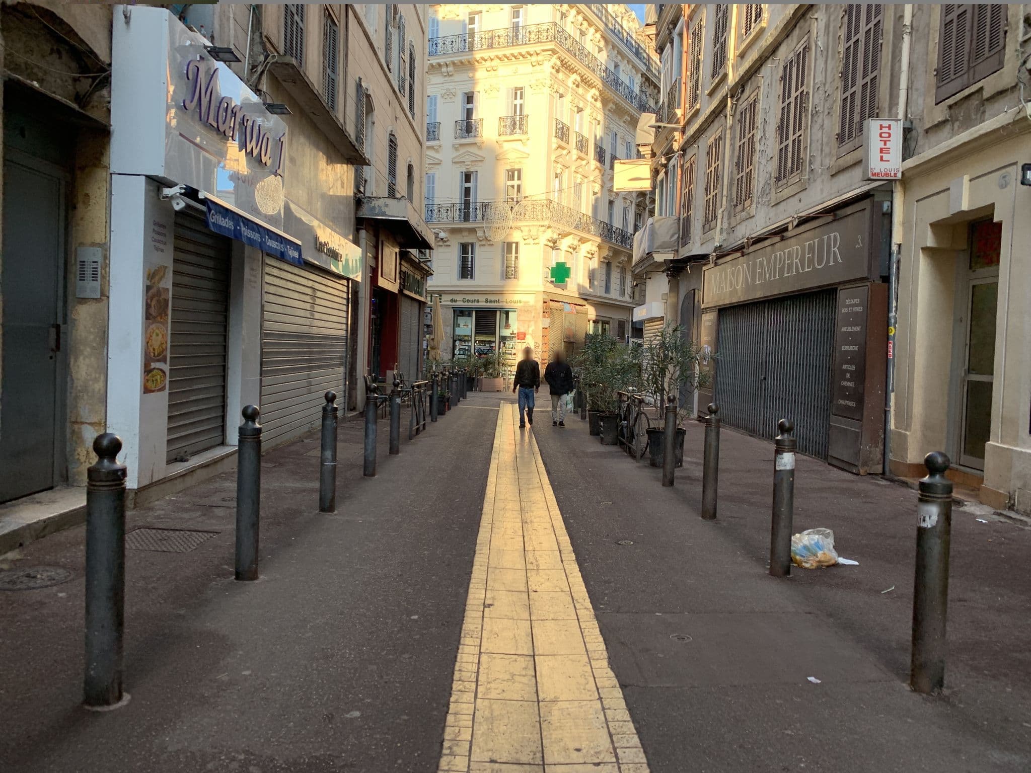Street view near Hôtel Saint-Louis, Noailles — © violetasdev (CC BY-SA · Mapillary)
