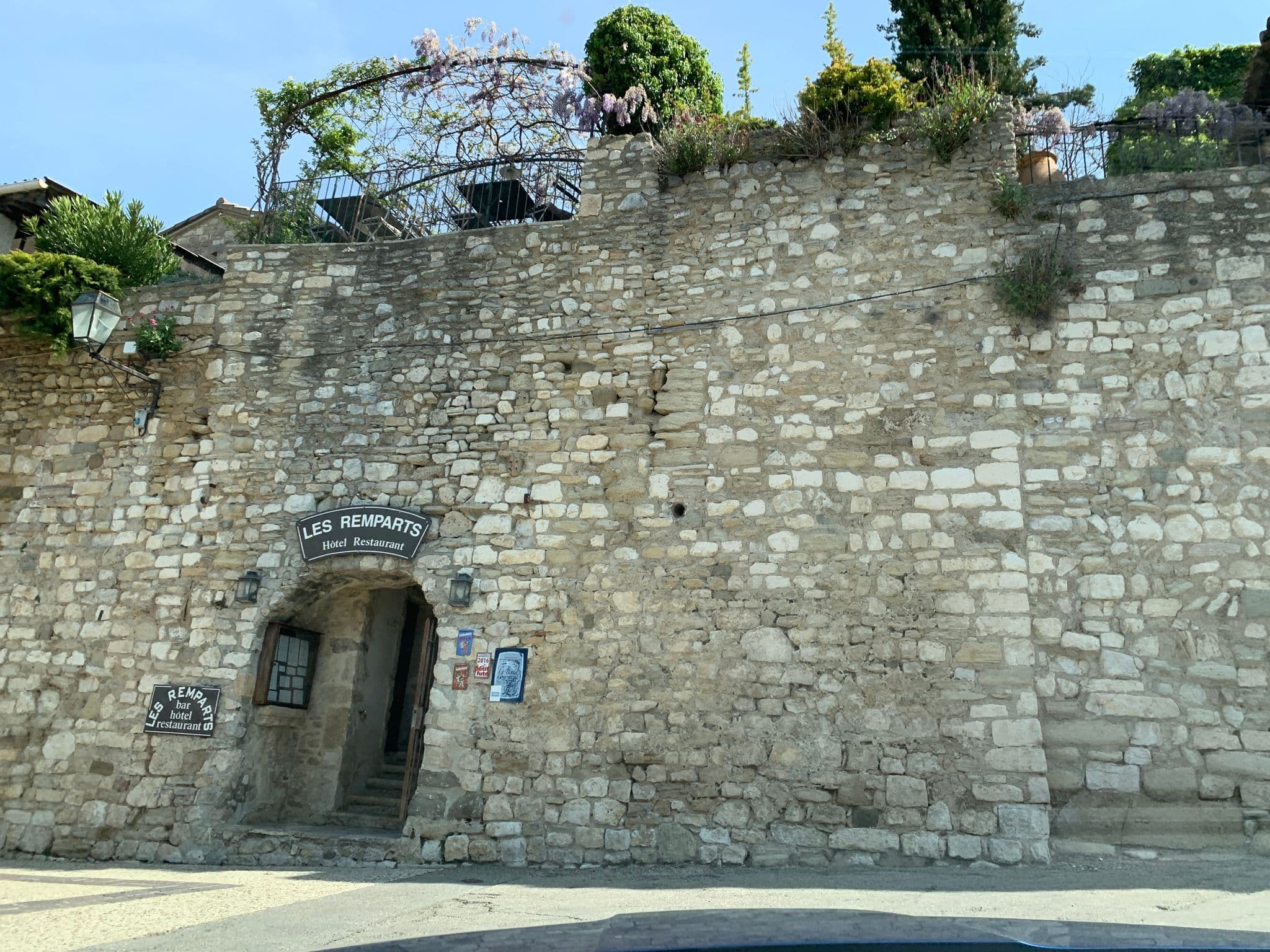 Street view near Les Remparts, Venasque — © multimaze (CC BY-SA · Mapillary)
