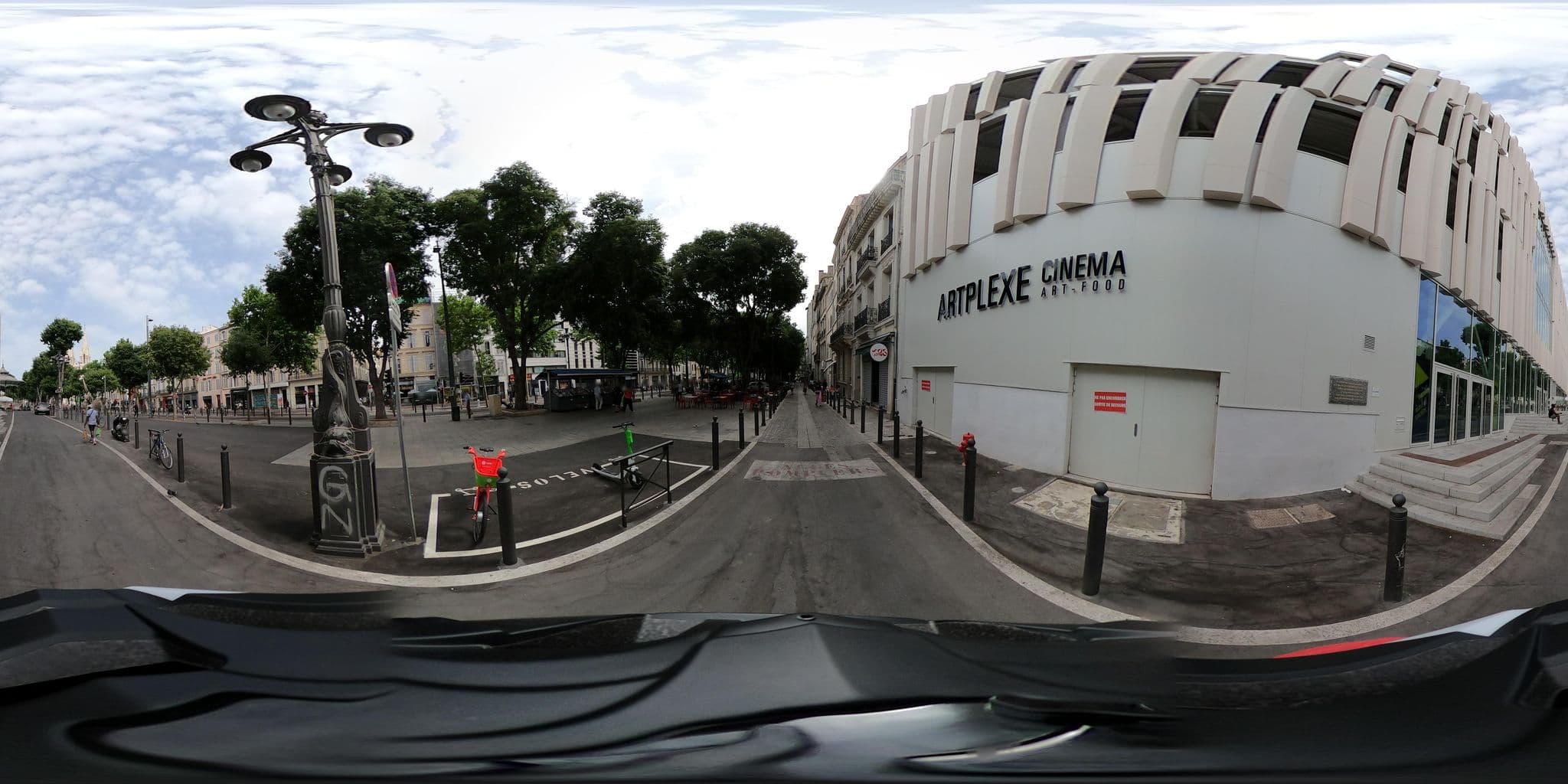 Street view near Hôtel Lutetia, Marseille 01 — © simon_geovelo (CC BY-SA · Mapillary)