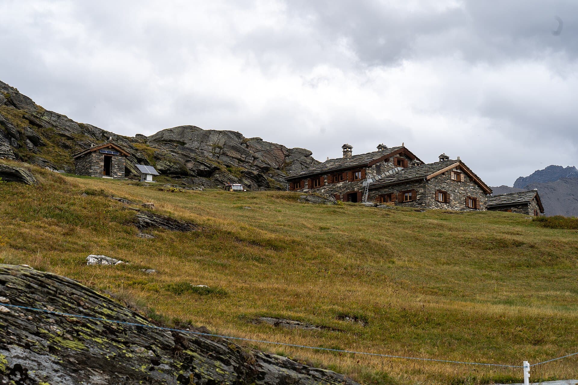 Refuge du Lac Blanc (via Wikimedia Commons, CC BY-SA 4.0)