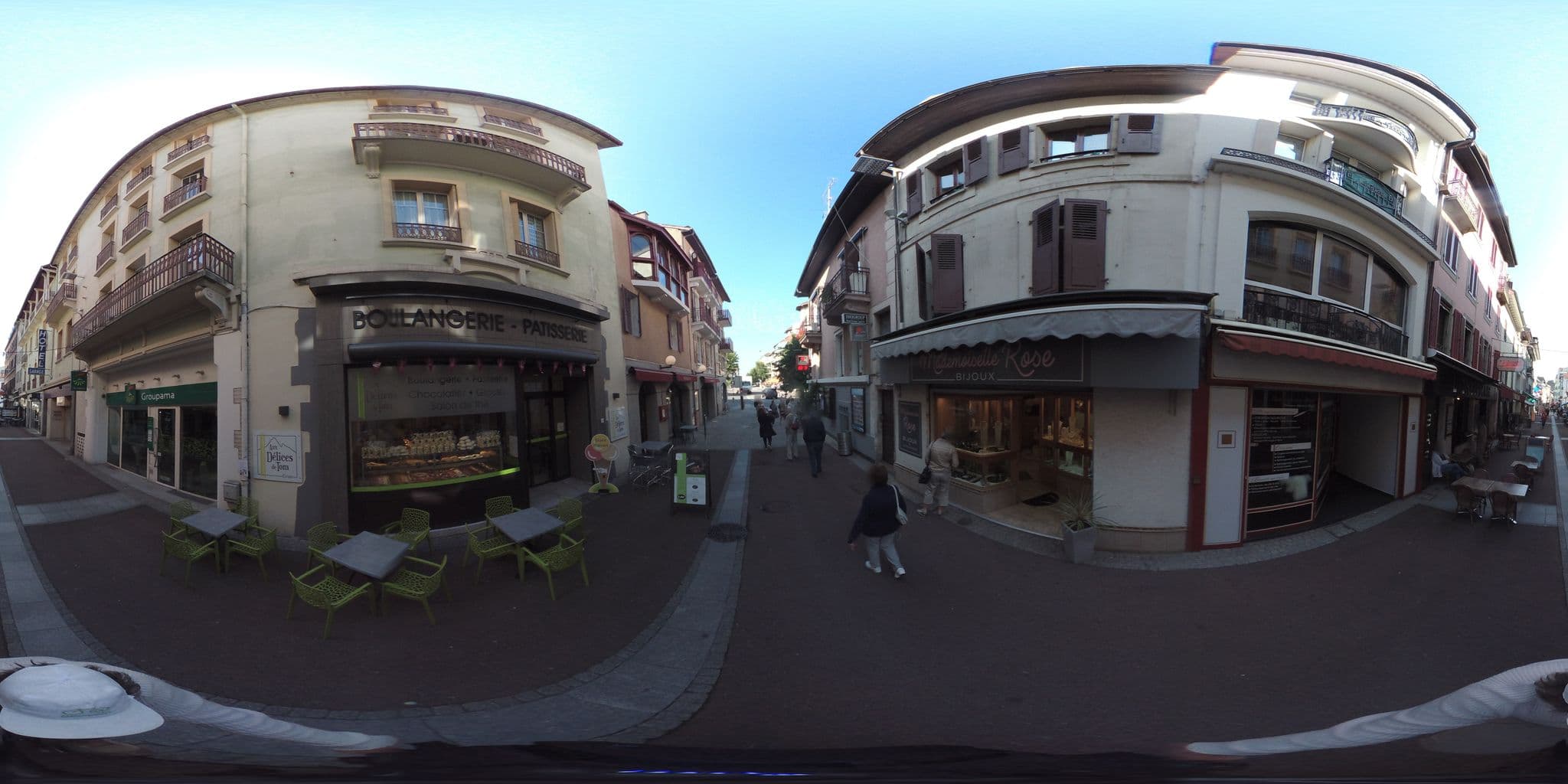 Street view near Hôtel du Palais, Évian-les-Bains — © geovelo (CC BY-SA · Mapillary)