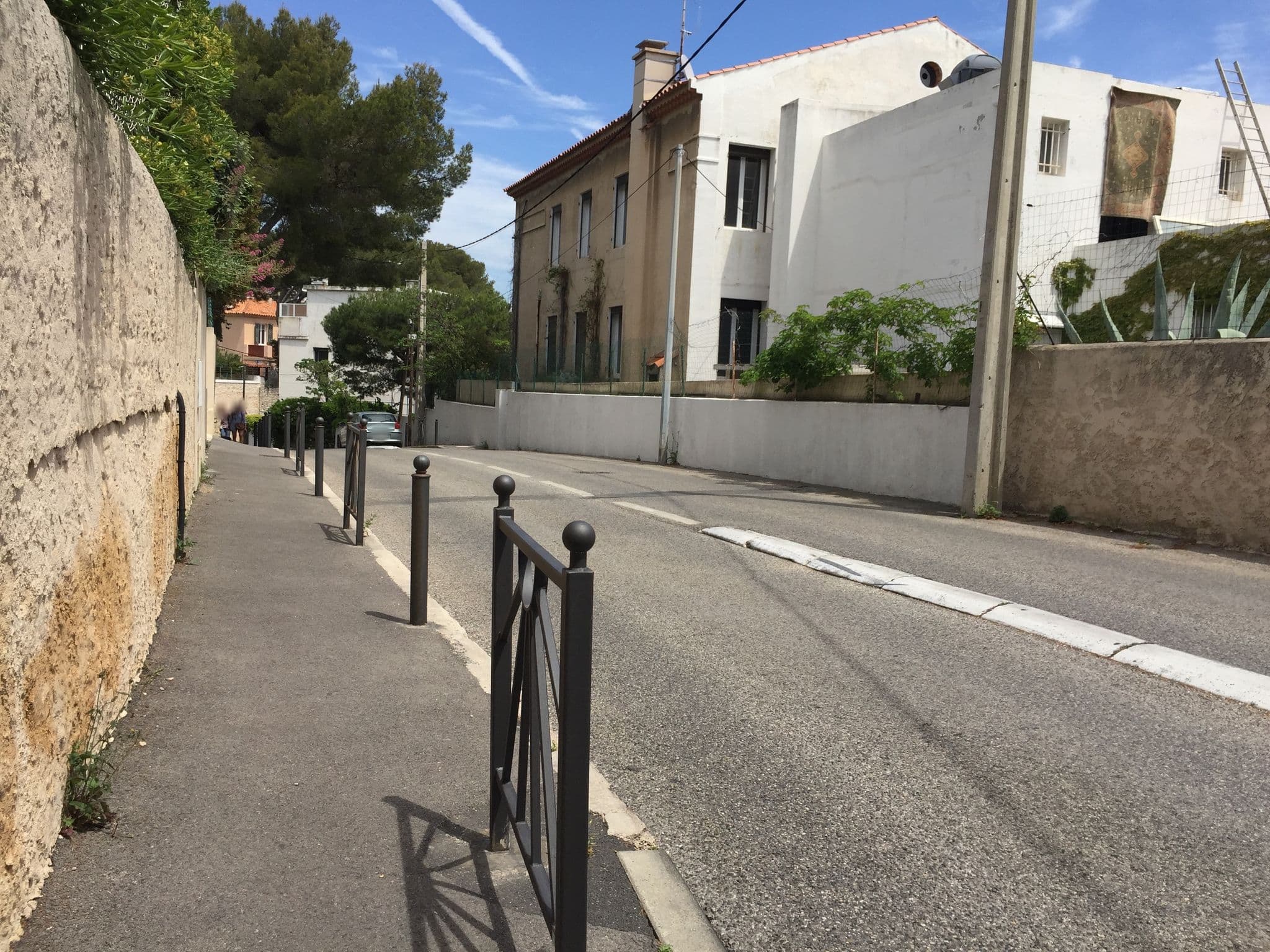 Street view near Les Roches Blanches, Cassis — © thepriben (CC BY-SA · Mapillary)