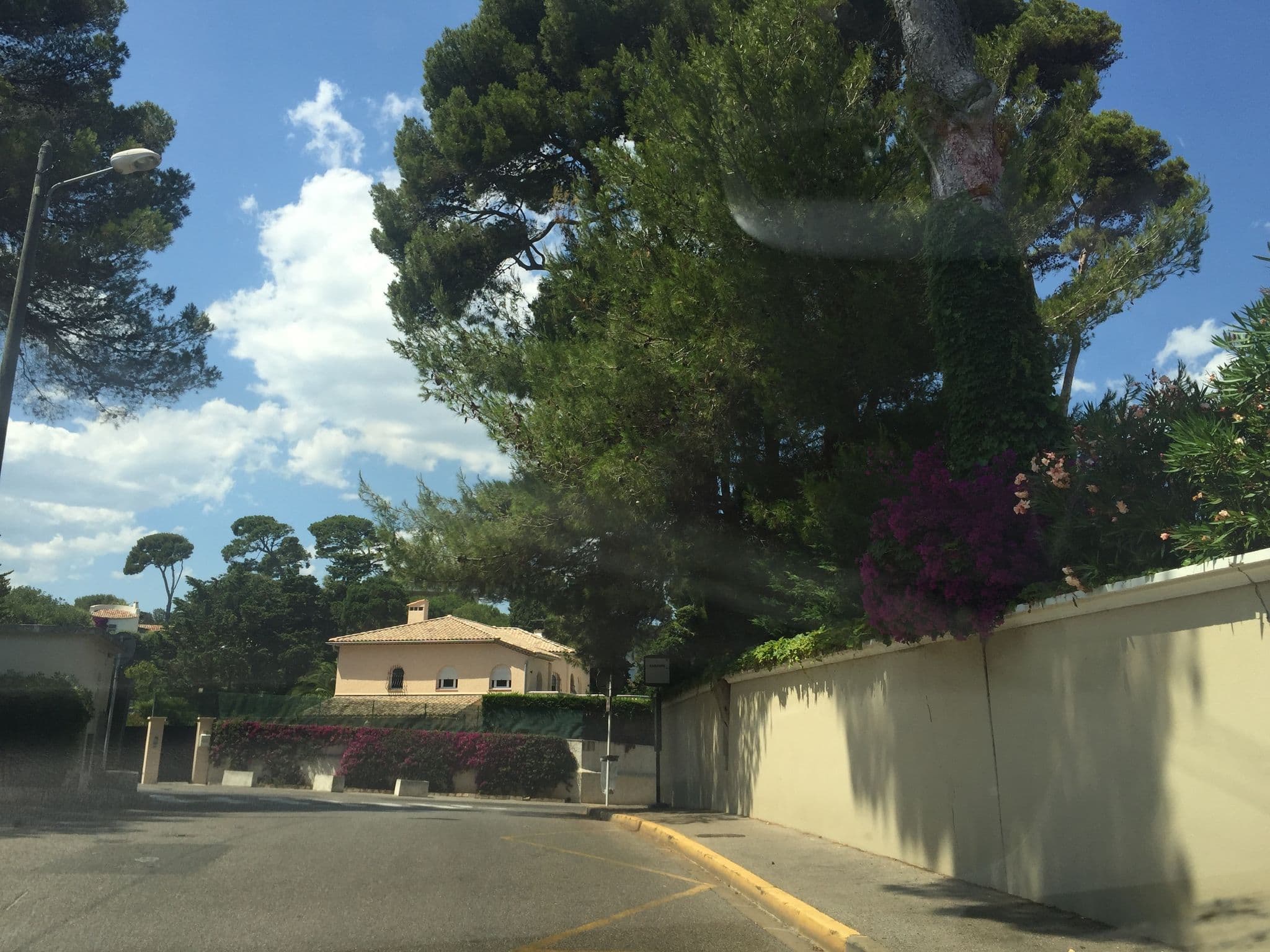 Street view near Hôtel Impérial Garoupe, Juan-les-Pins — © jesolem (CC BY-SA · Mapillary)
